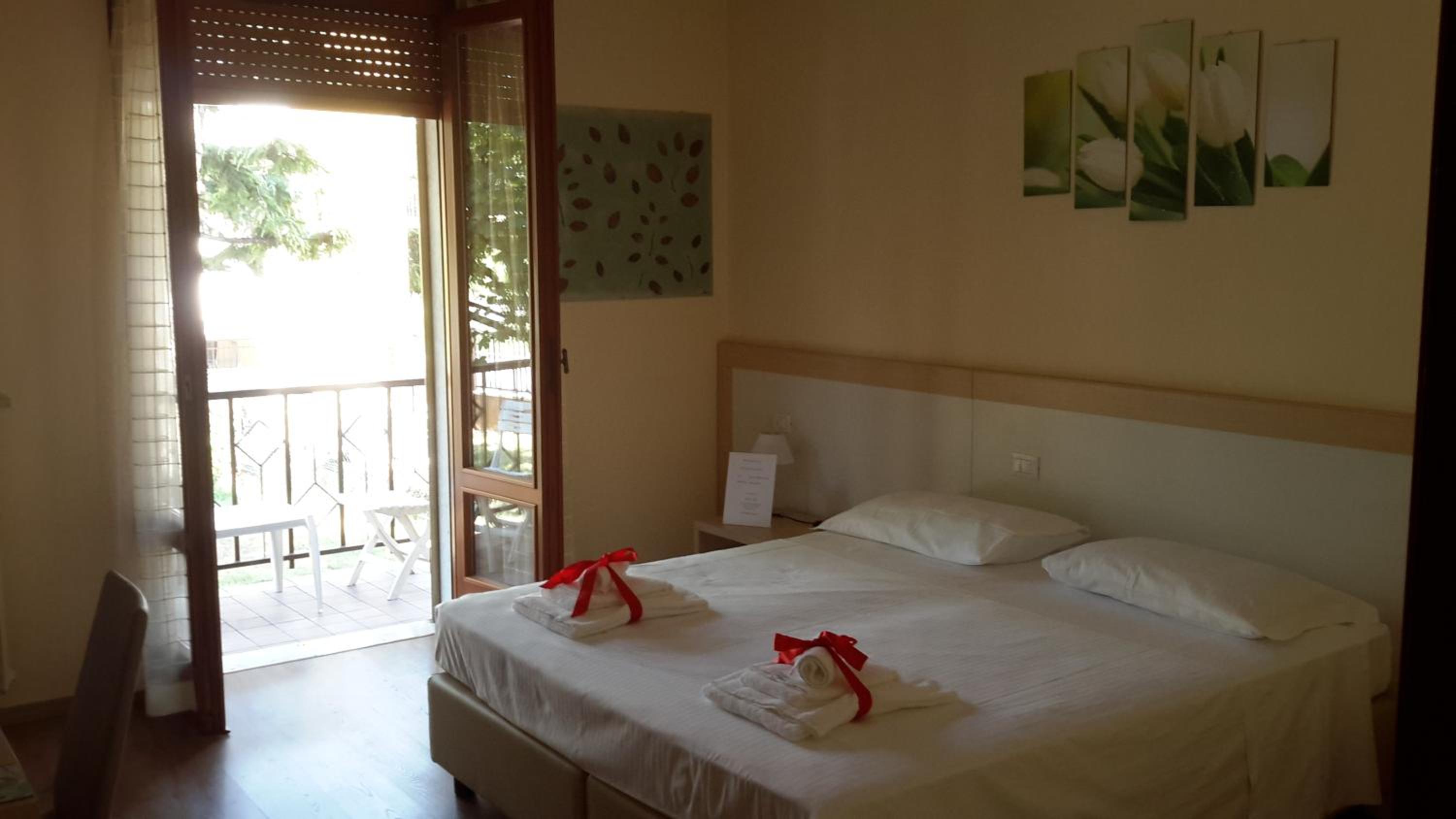 Deluxe Double Room with Garden View and Private Bathroom - Photo 12