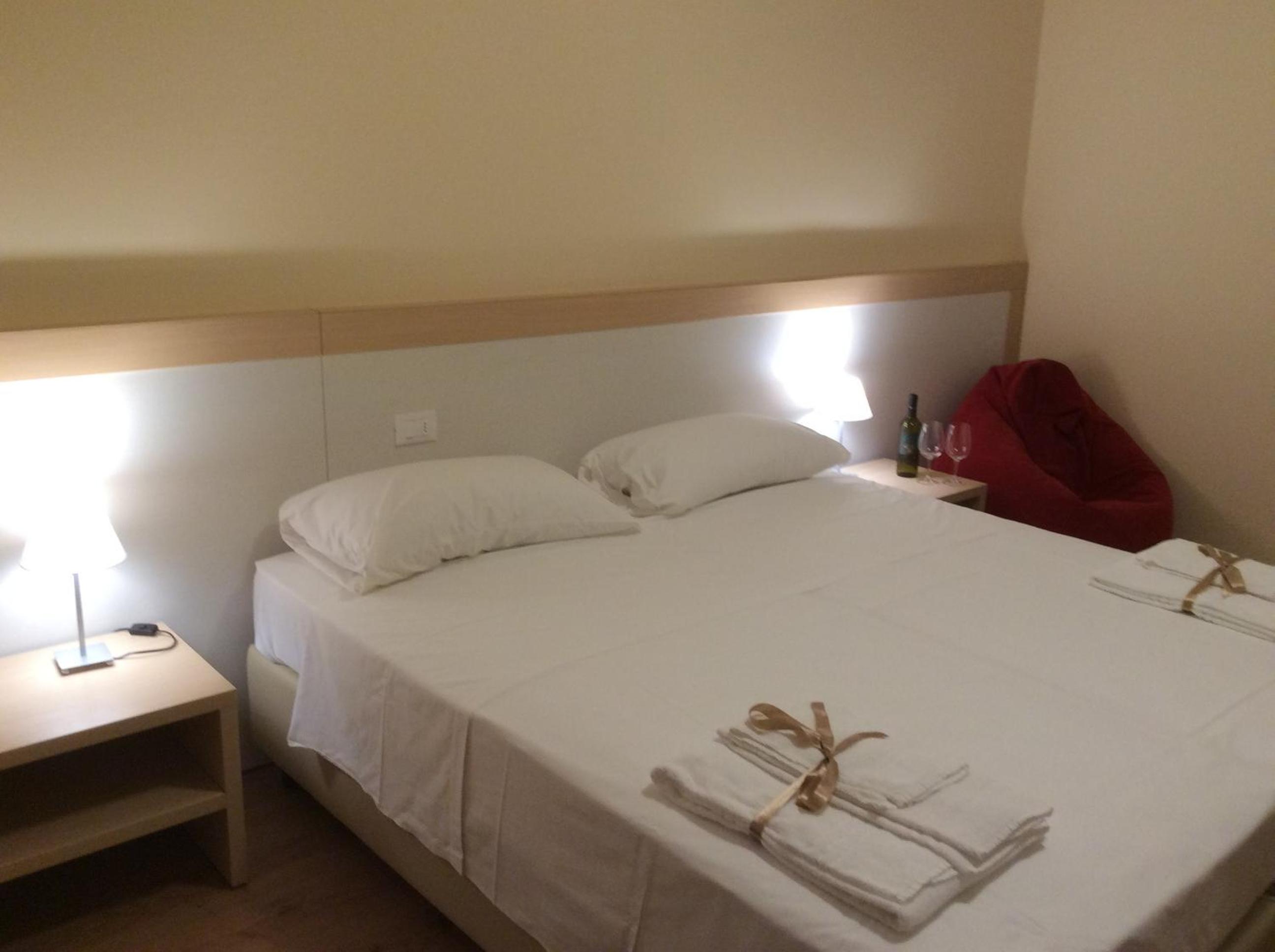 Deluxe Double Room with Garden View and Private Bathroom - Photo 11