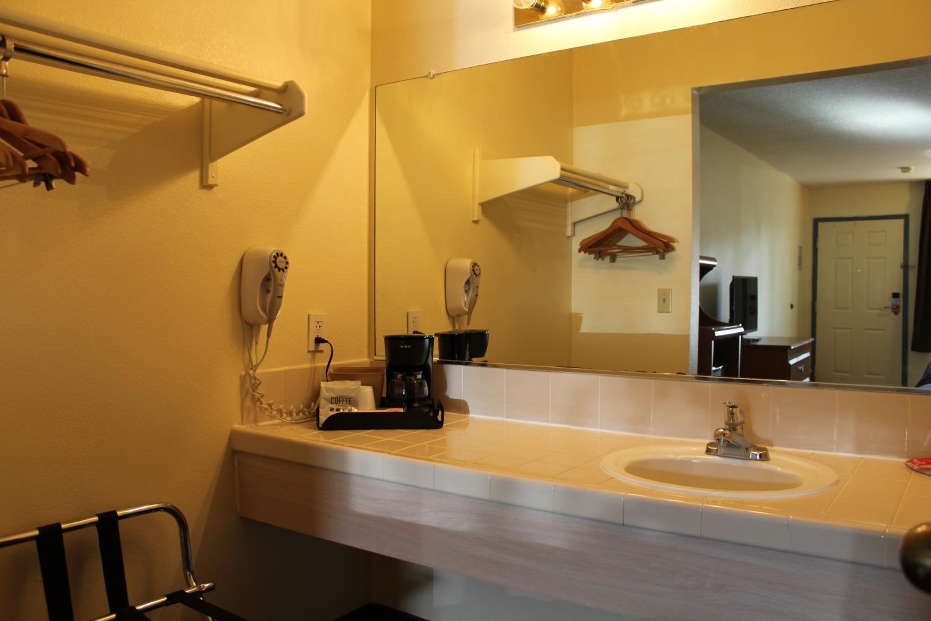King Suite - Non-Smoking - Photo 4