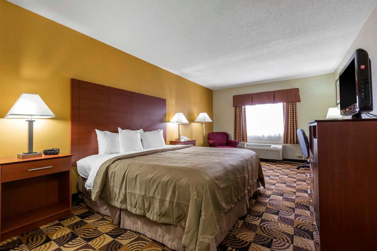 King Room - Non-Smoking - Photo 4