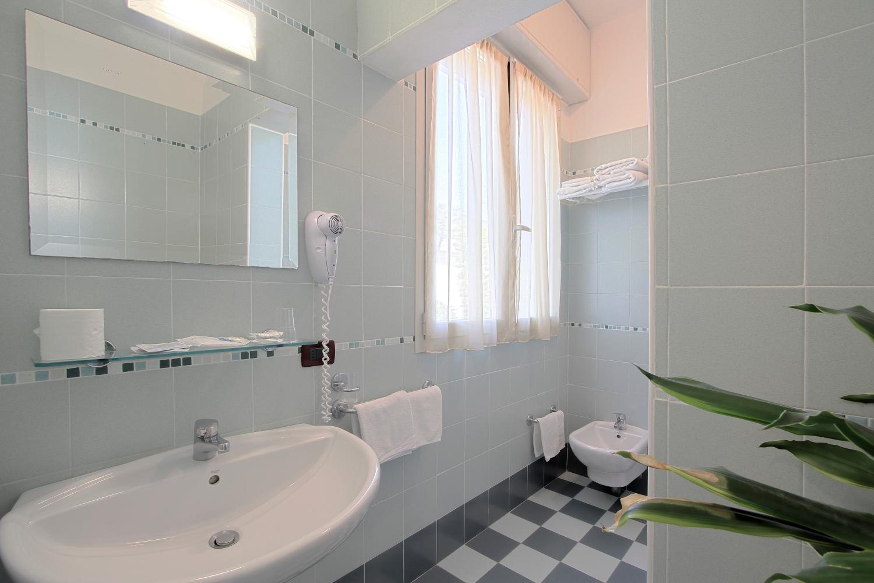 Quadruple Room with Balcony - Photo 5
