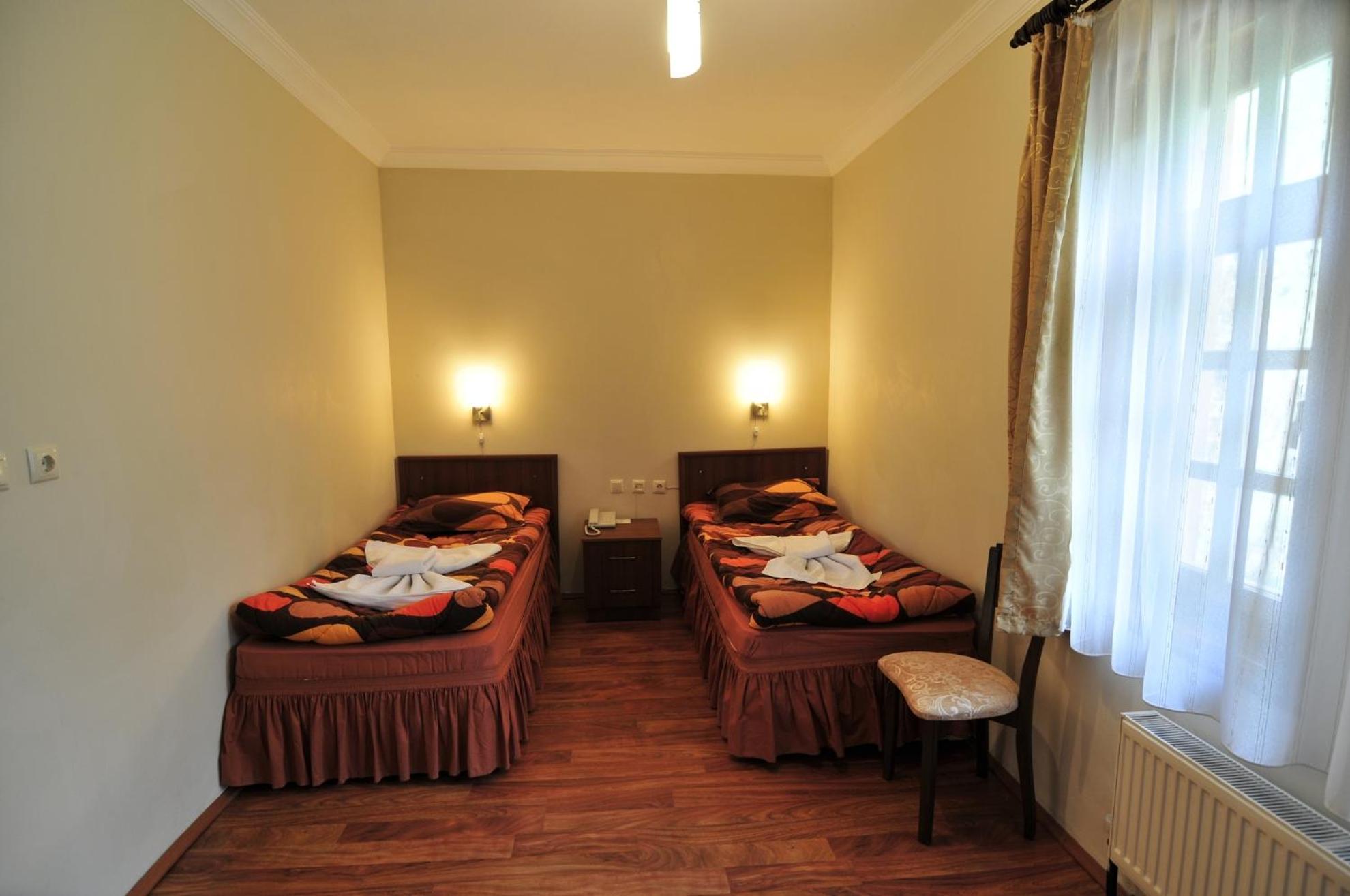 Economy Twin Room photo 1