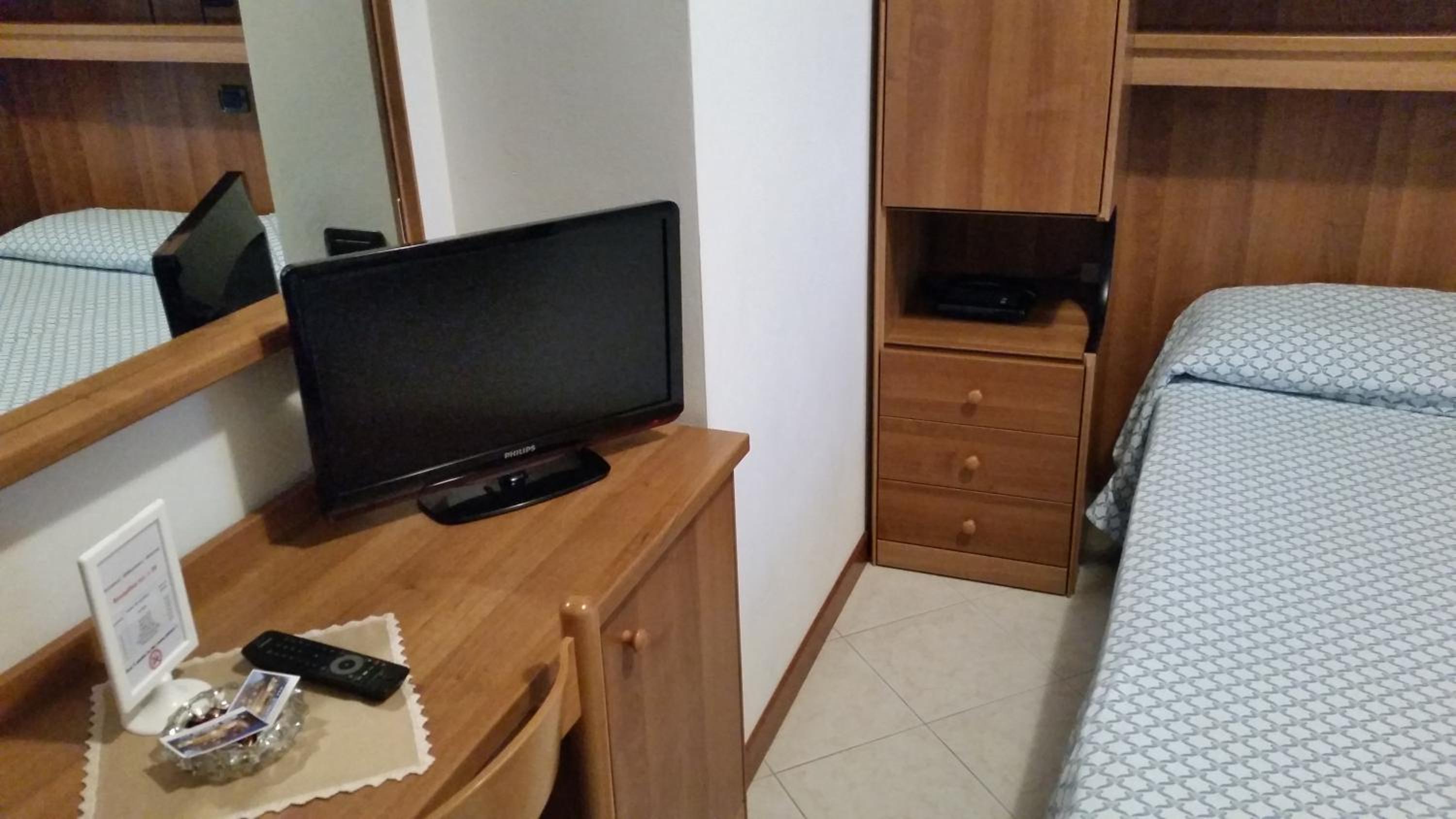 Family Room (2 Adults + 2 Children) - Photo 2