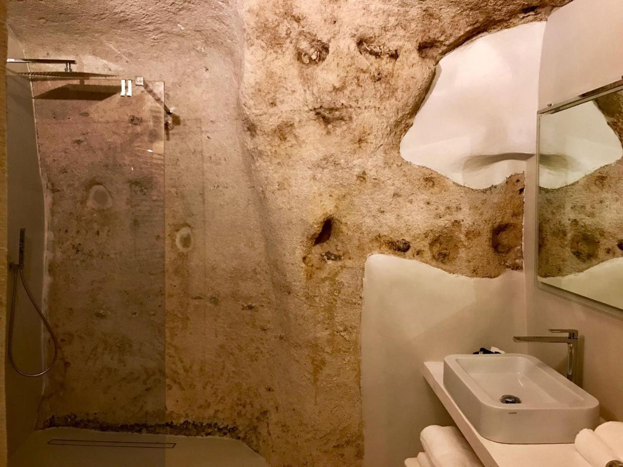 Deluxe Suite - Cave photo 3