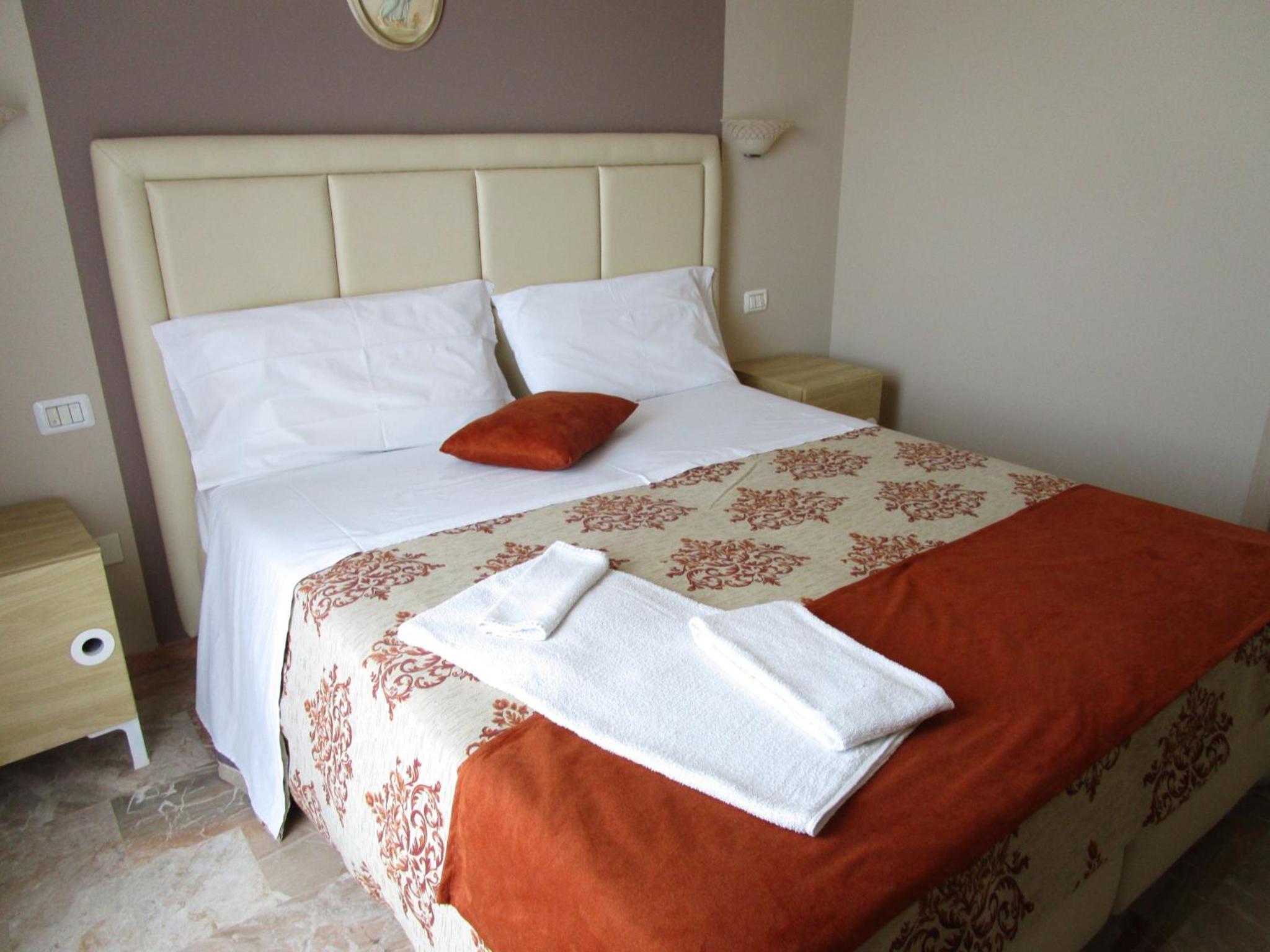 Double or Twin Room - Photo 4