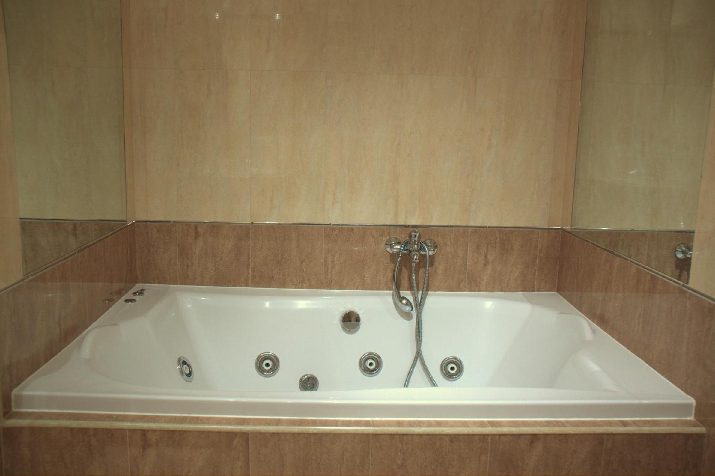 Junior Suite with Spa Bath - Photo 2