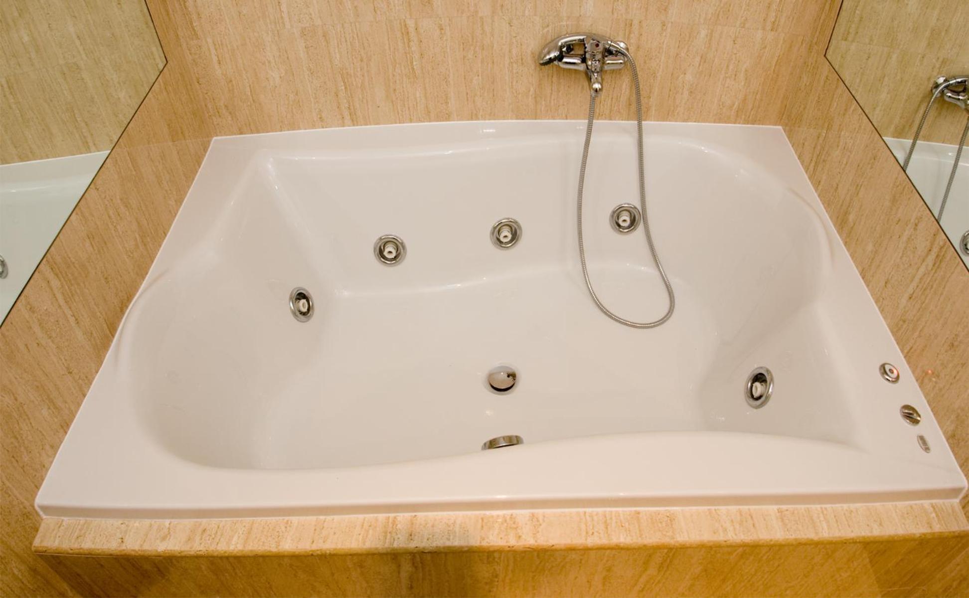 Junior Suite with Spa Bath - Photo 4