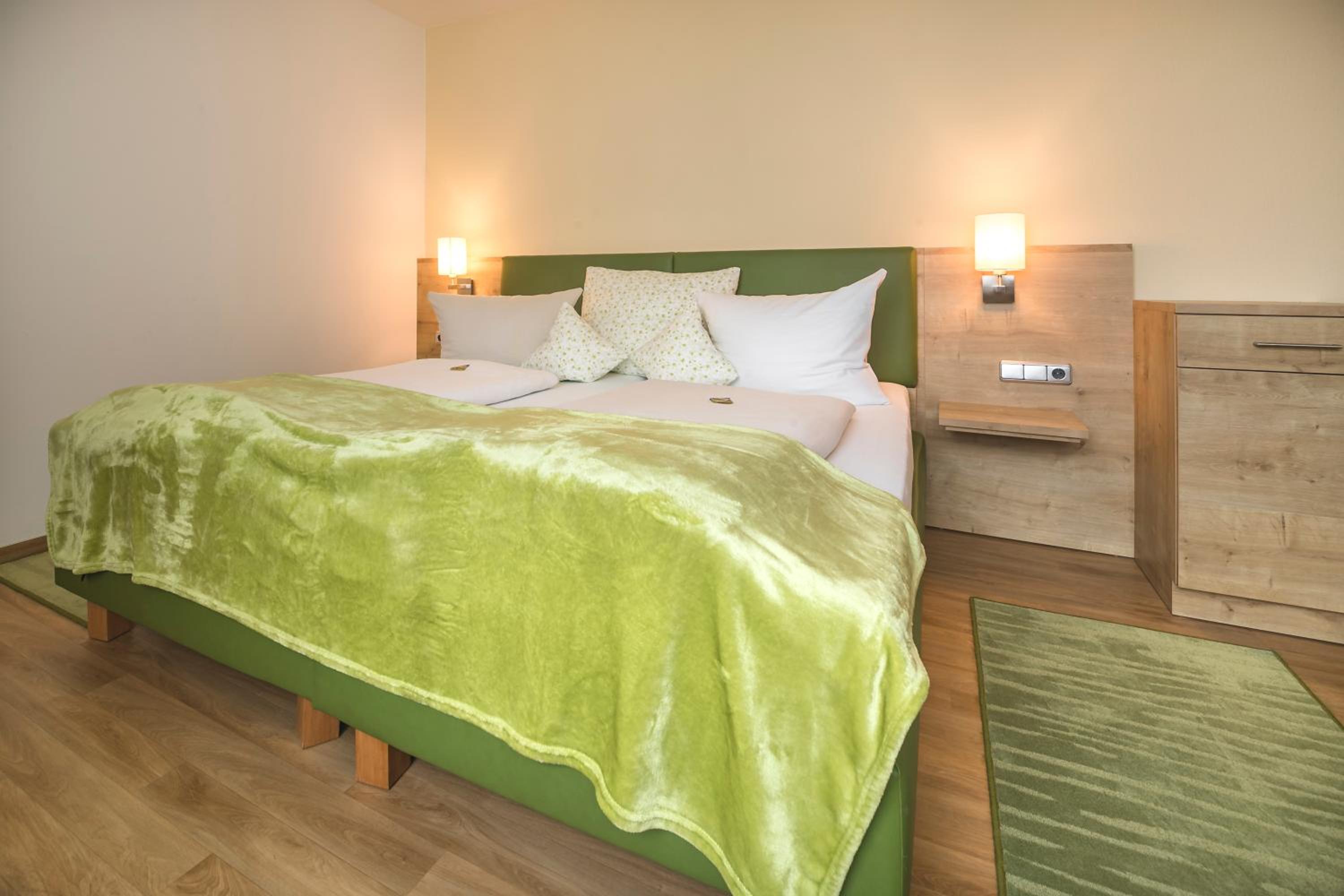 Double Room with Roll-In Shower