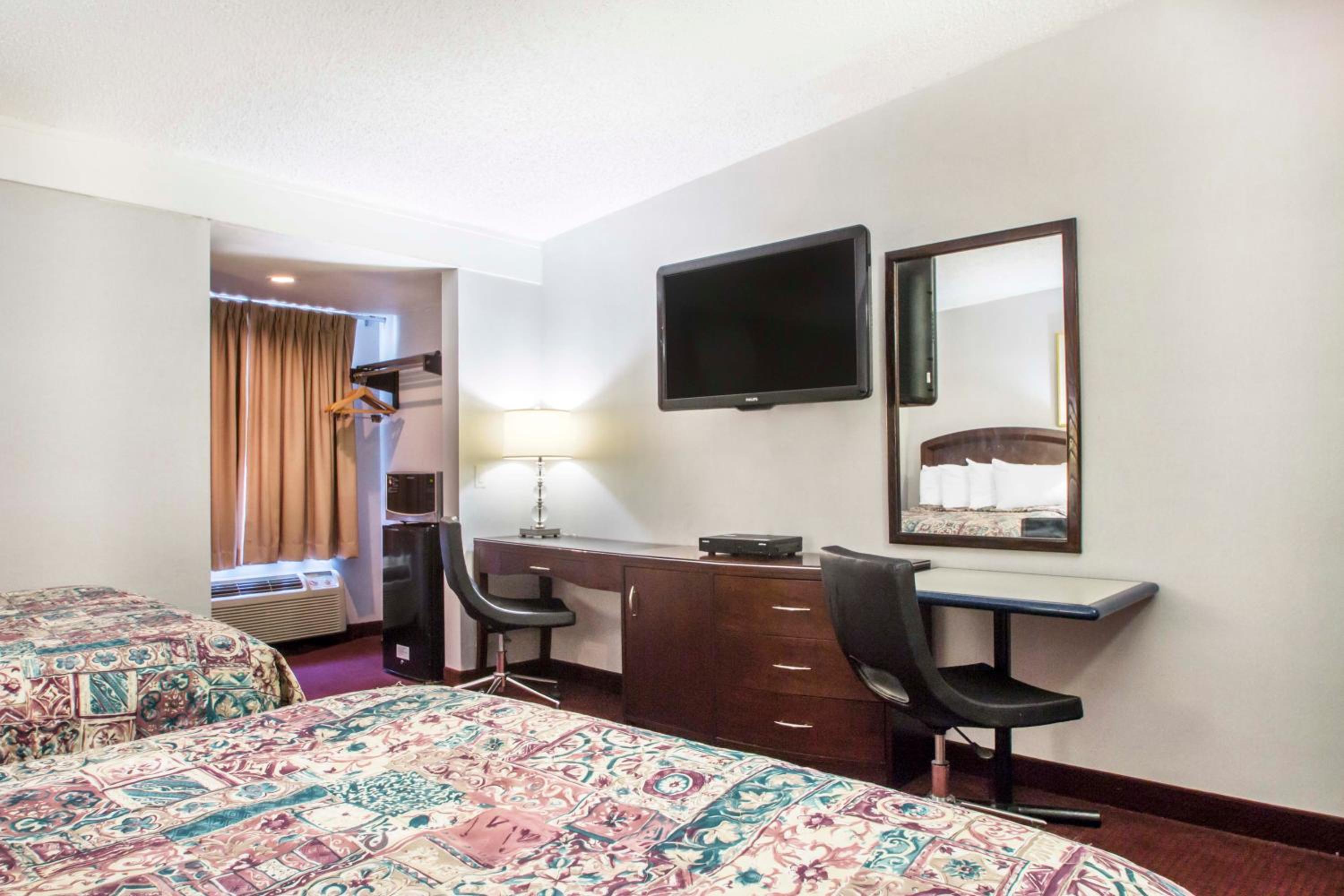 Standard Room with Two Double Beds - Smoking photo 1