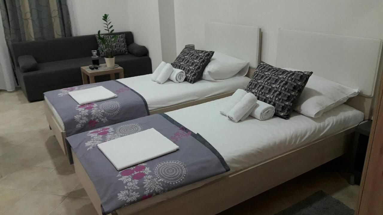Studio Apartment - Photo 1