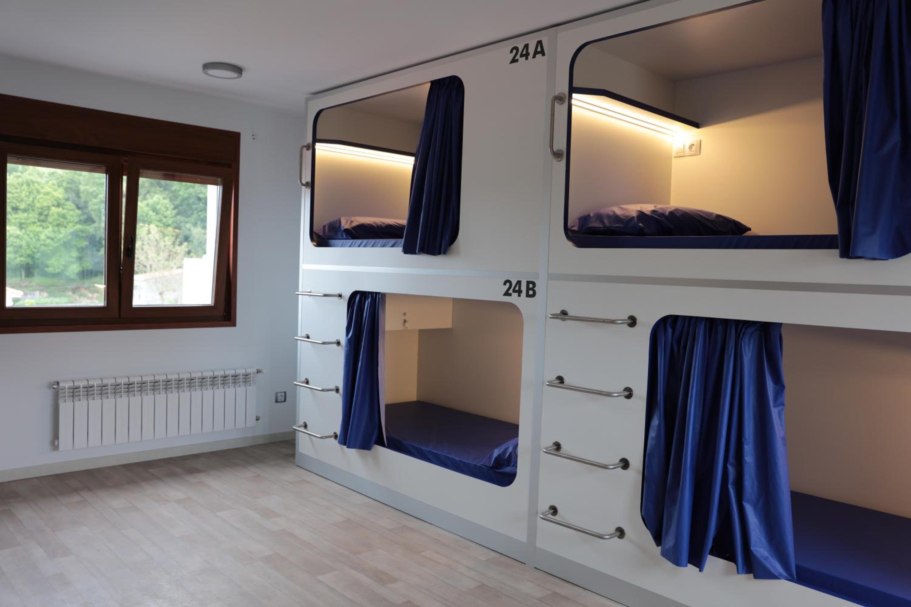 Cama litera en dormitorio mixto
