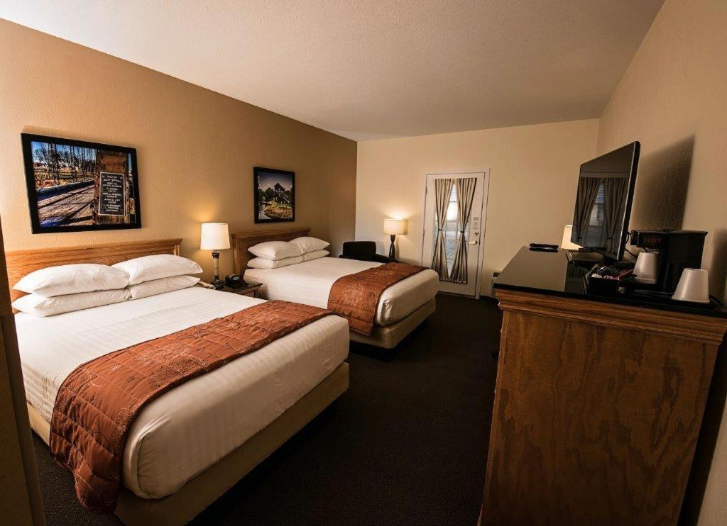 Queen Room with Two Queen Beds and Private Terrace - River View photo 1