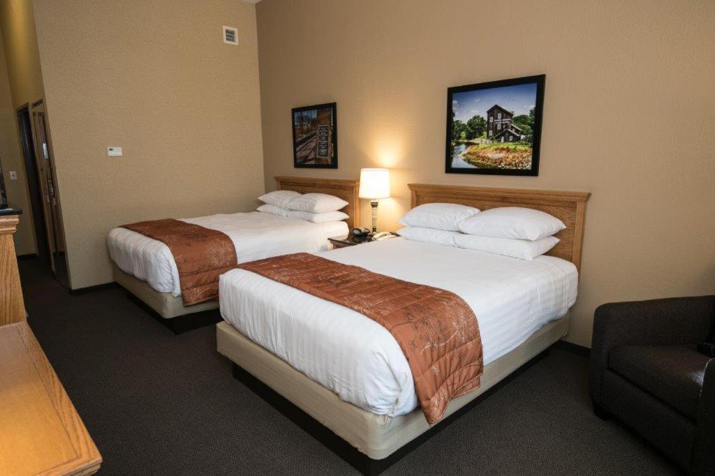 Queen Room with Two Queen Beds and Private Terrace - River View photo 2