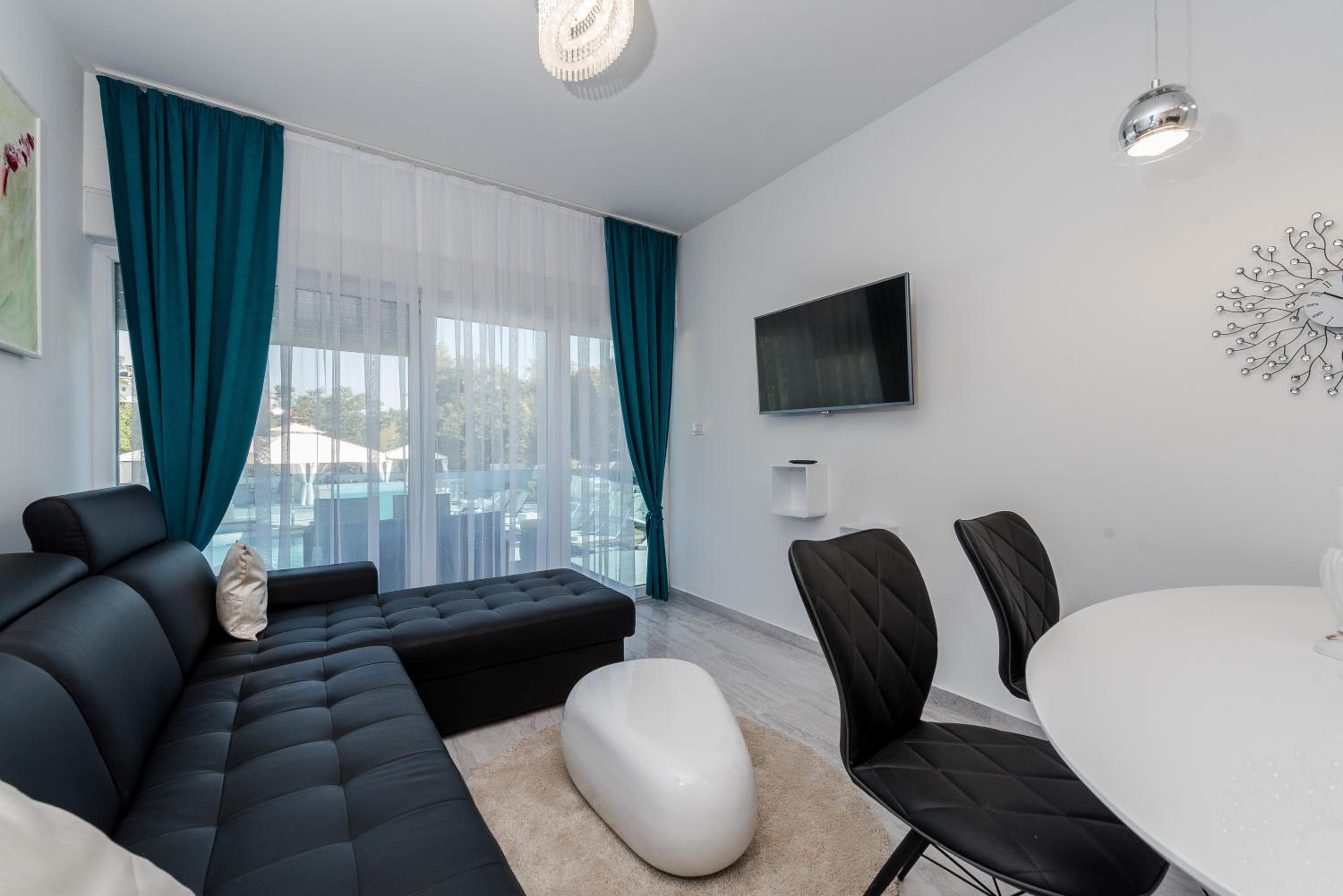 Deluxe One-Bedroom Apartment with Terrace
