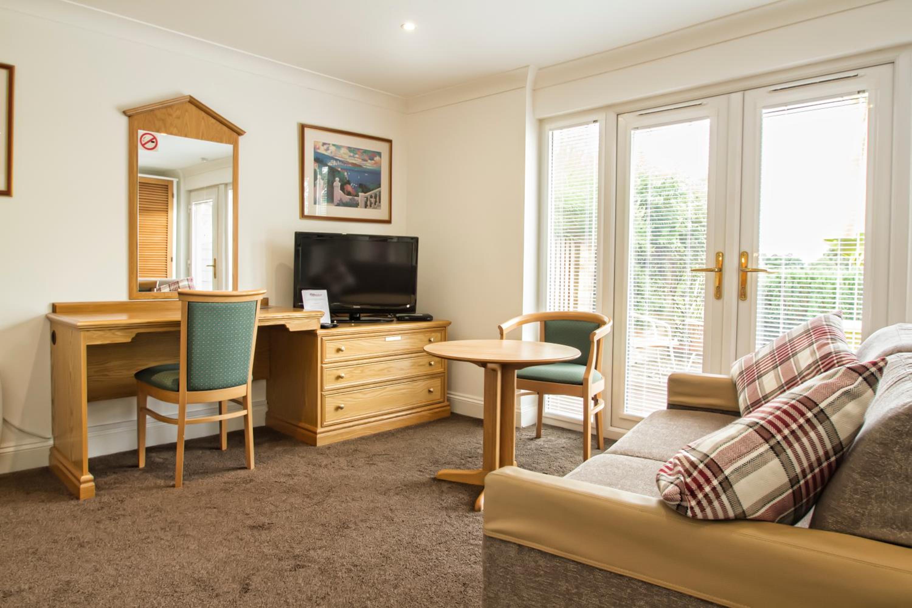 Deluxe Double Room with Lake View - Photo 5