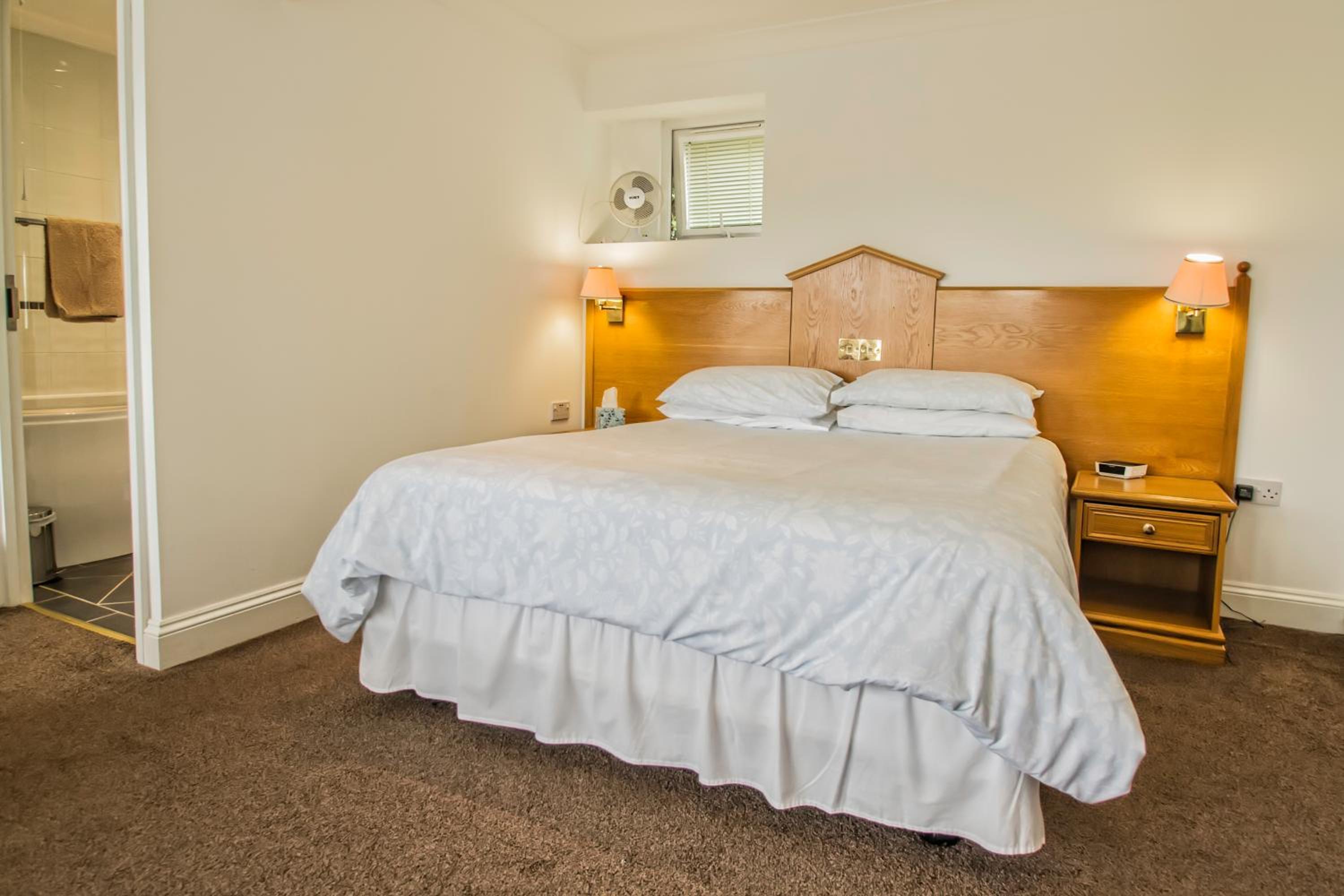 Deluxe Double Room with Lake View - Photo 6