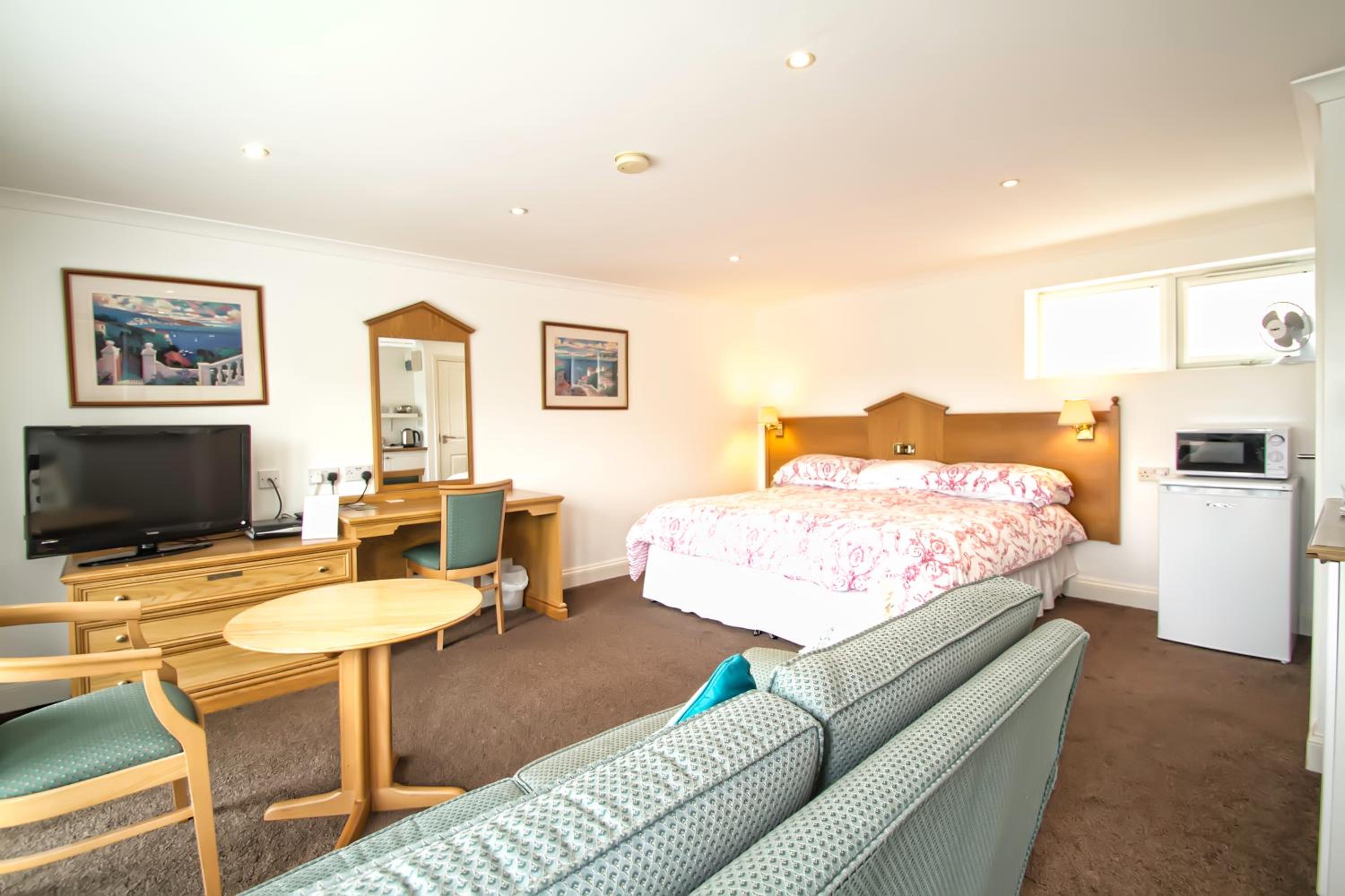 Double or Twin Room with Lake View - Photo 1