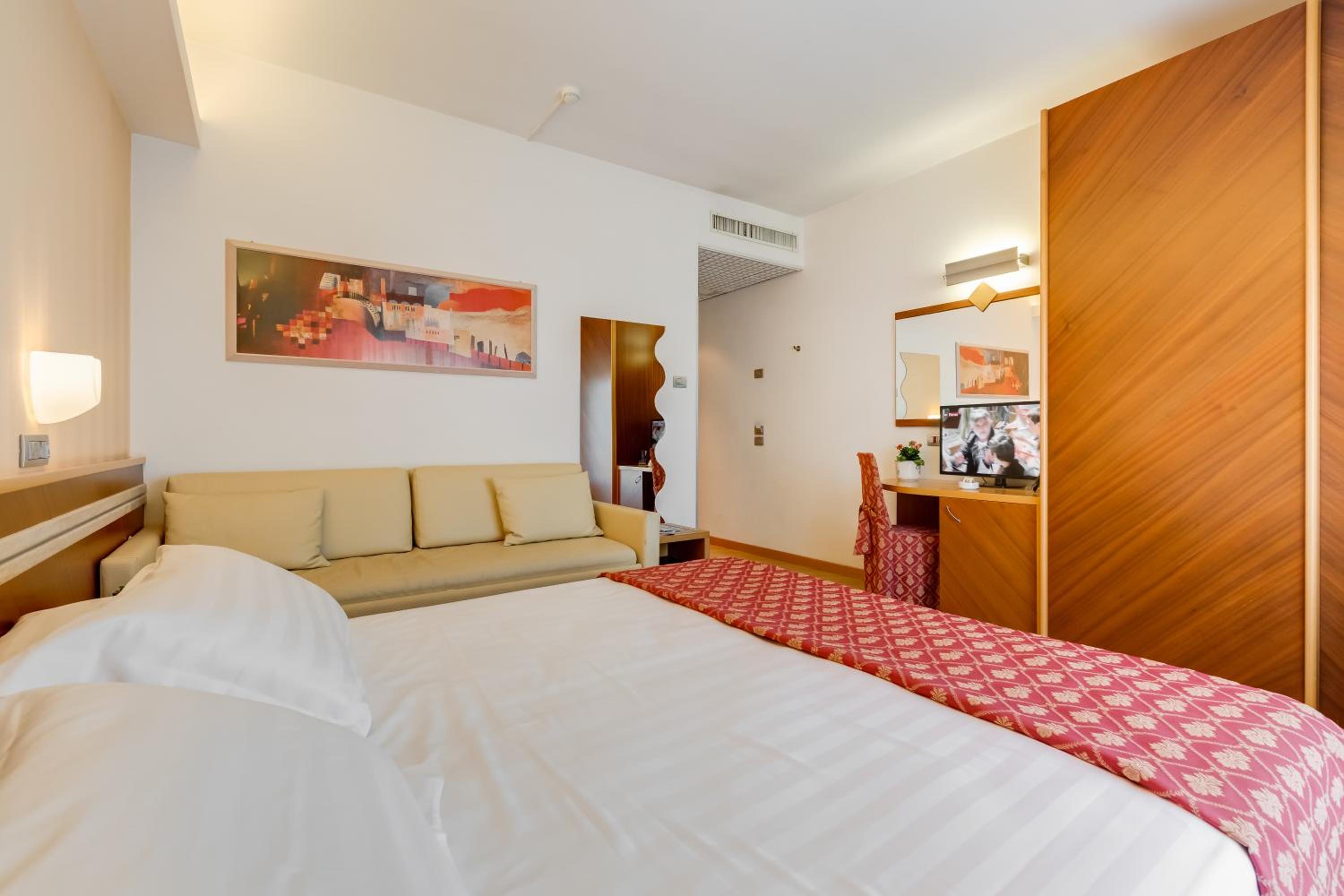 Deluxe Room with One Queen and One Single Bed - Balcony/Non-Smoking photo 3
