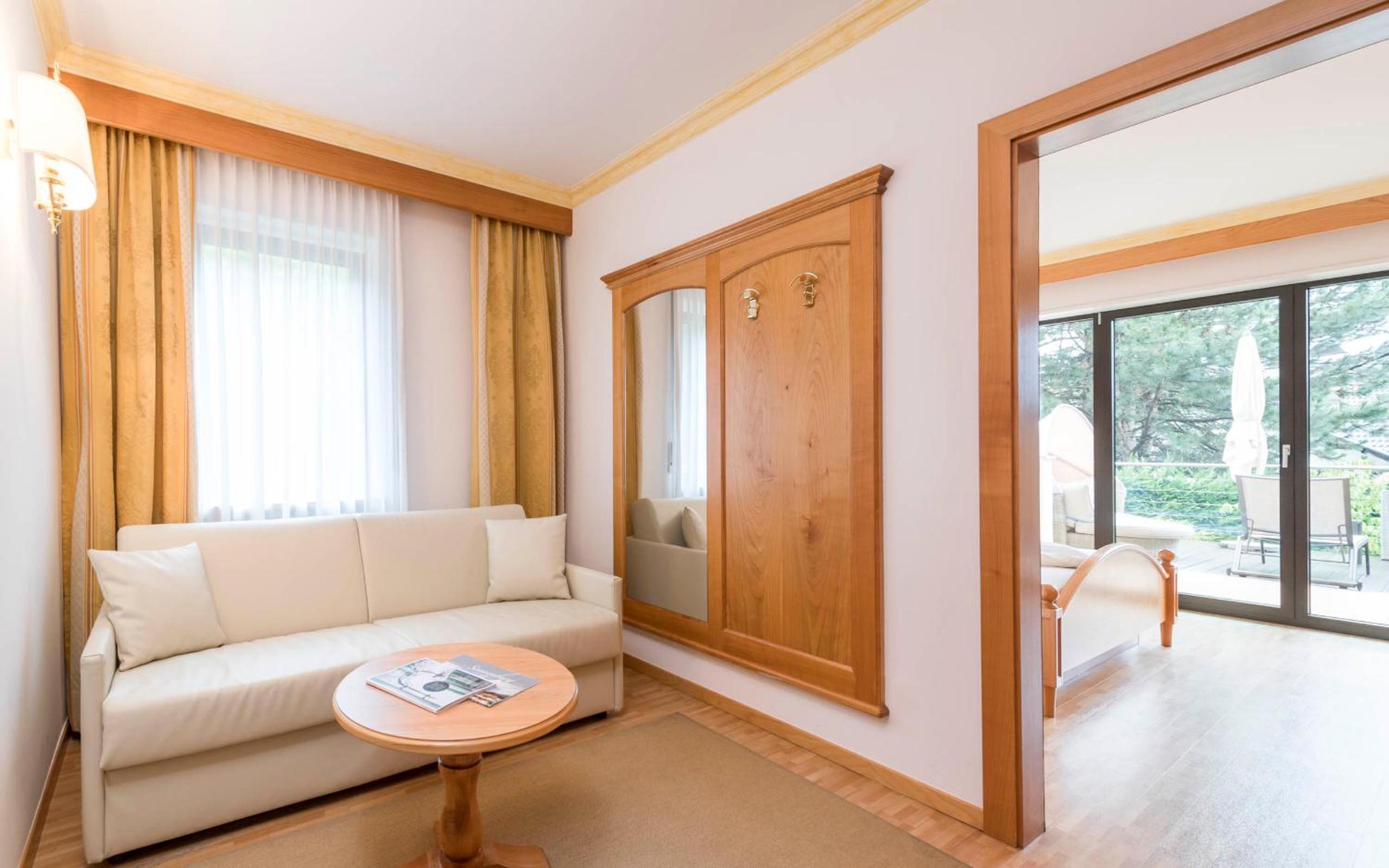 Junior Suite with Balcony - Photo 2