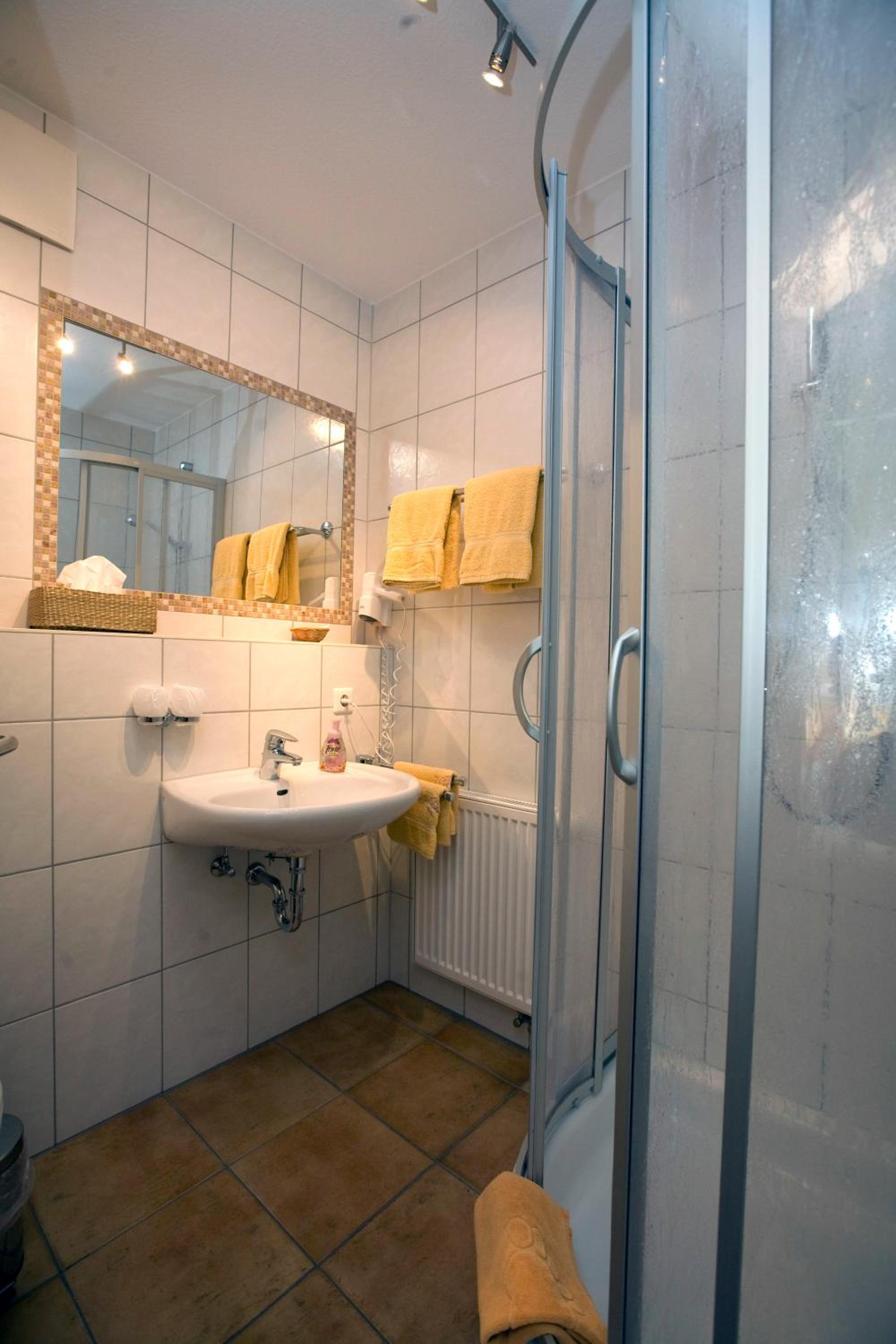 King Room With Roll-In Shower - Disability Access photo 2