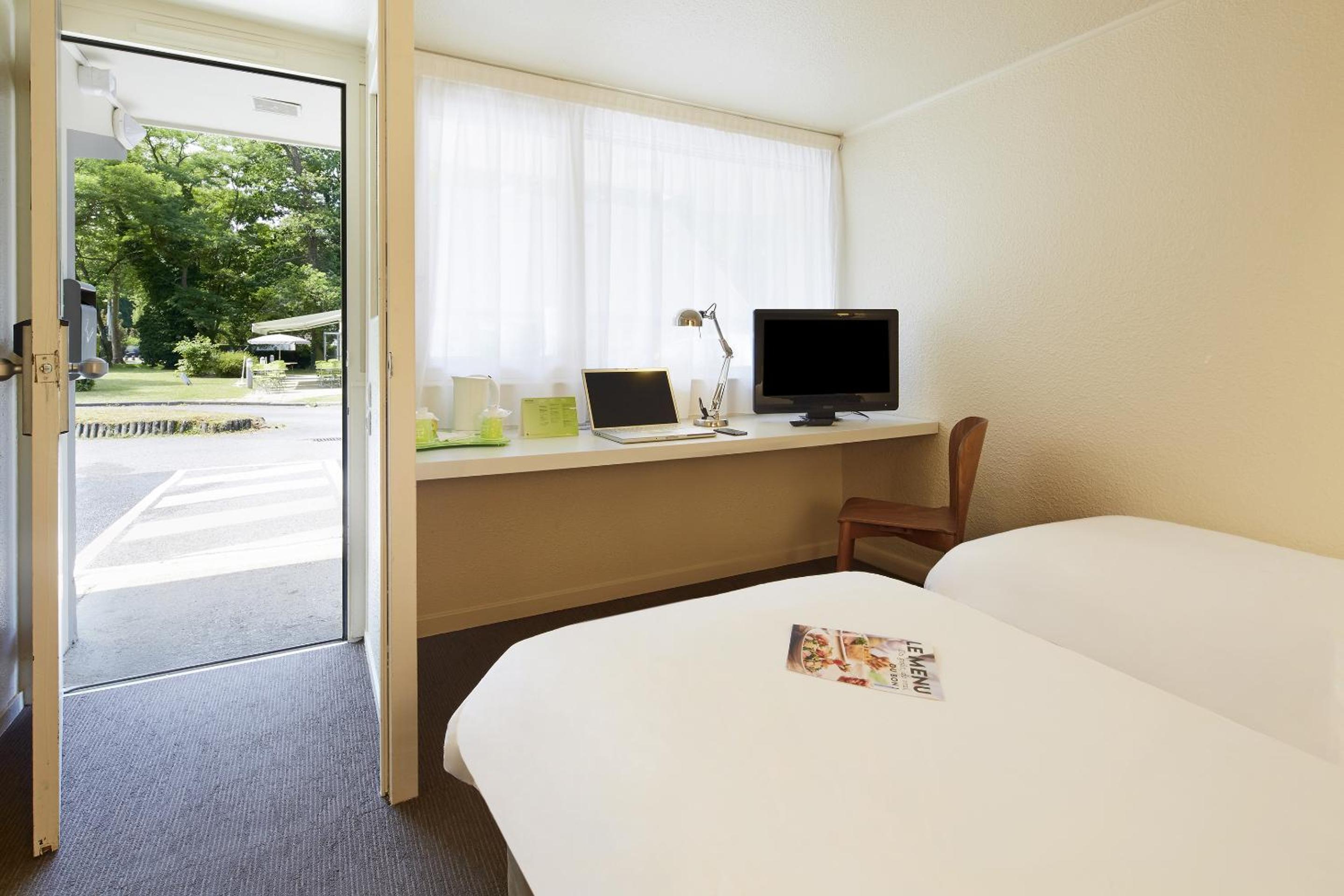 Standard Twin Room - Photo 17