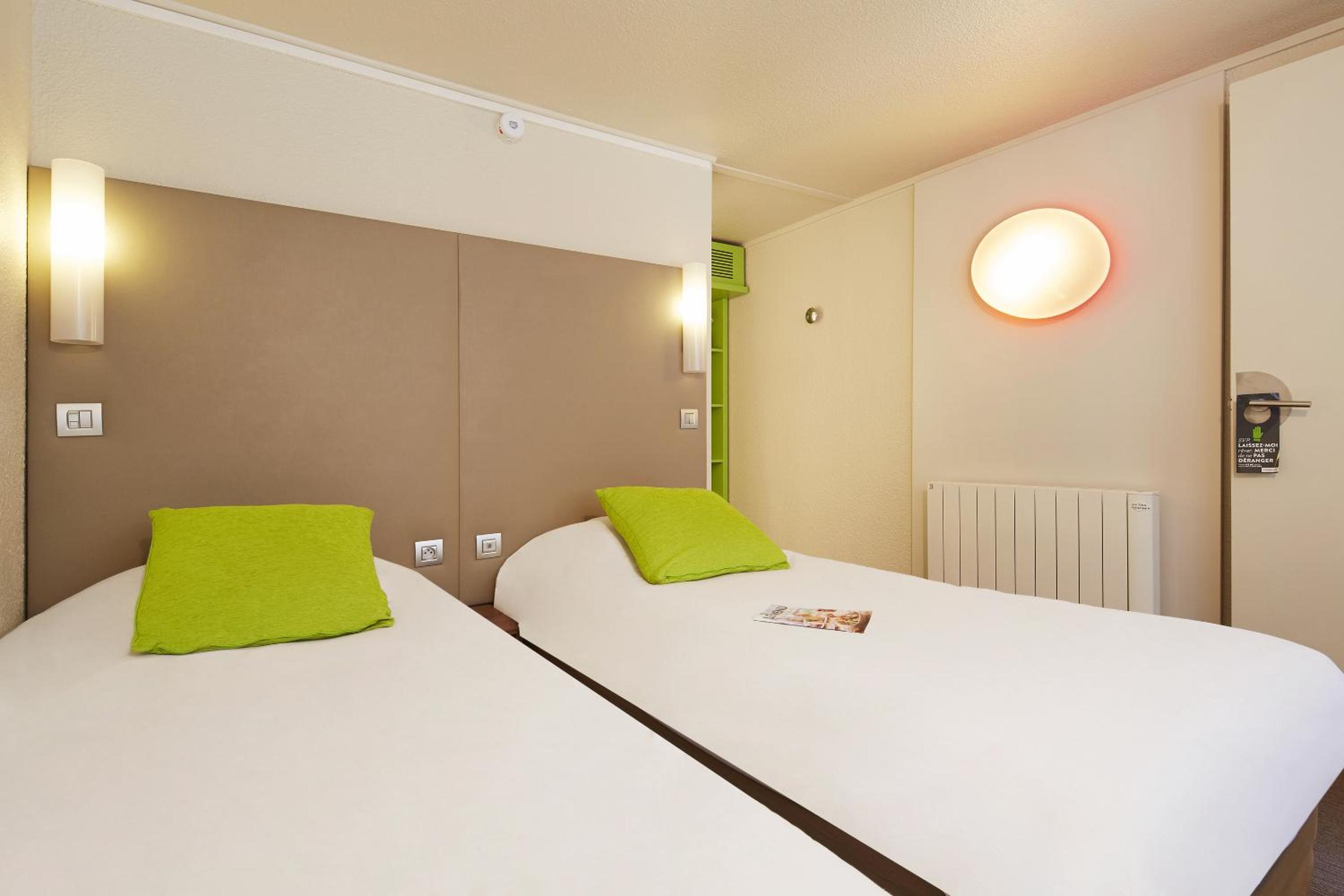 Standard Twin Room - Photo 15