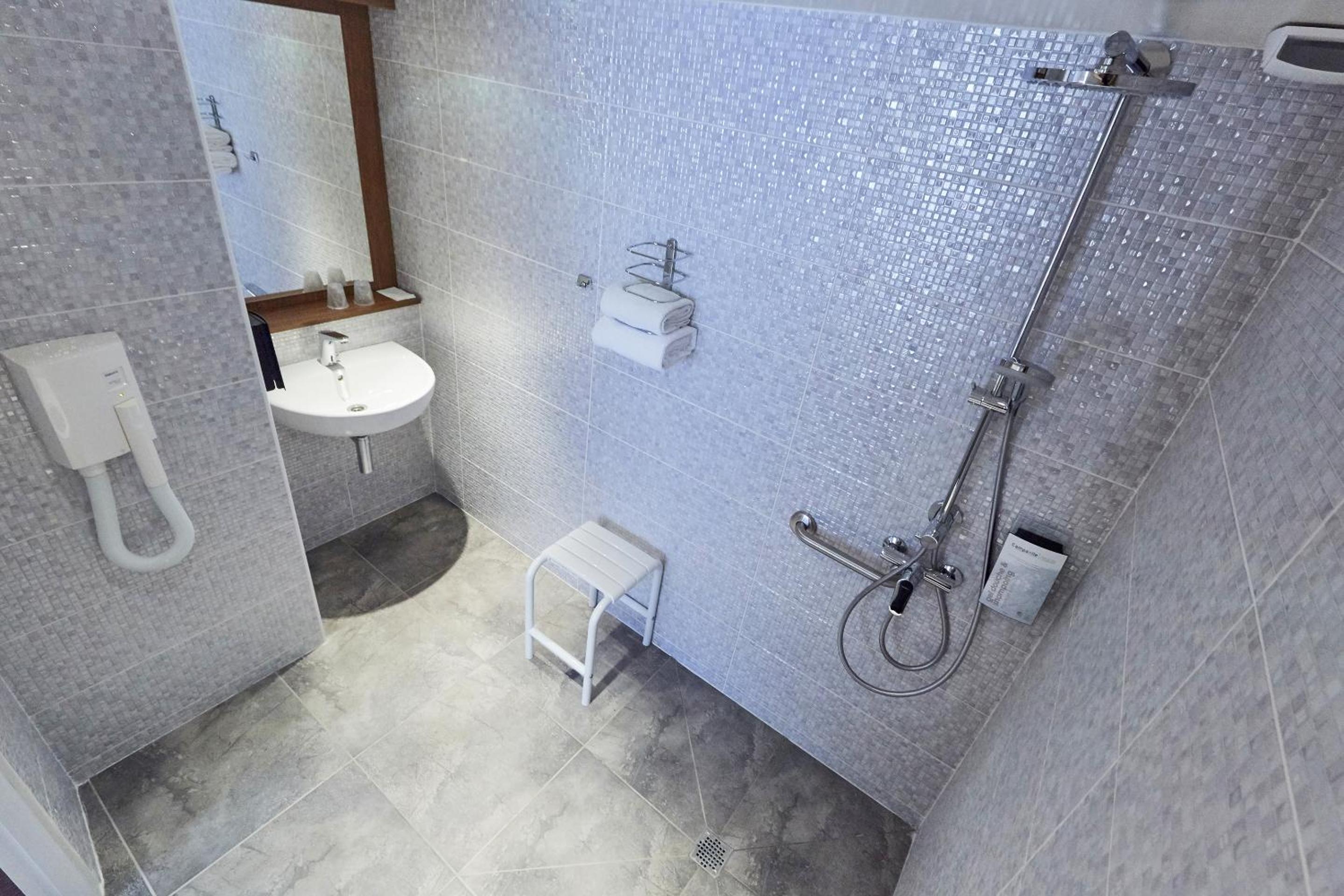 Standard Twin Room - Photo 8