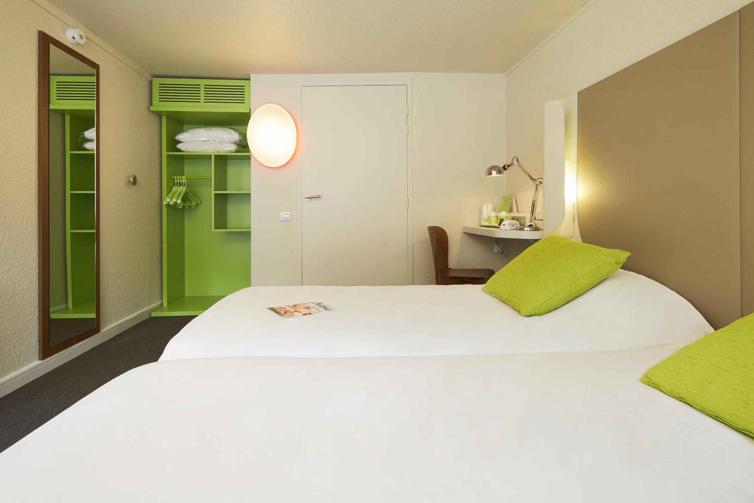 Standard Twin Room - Photo 11