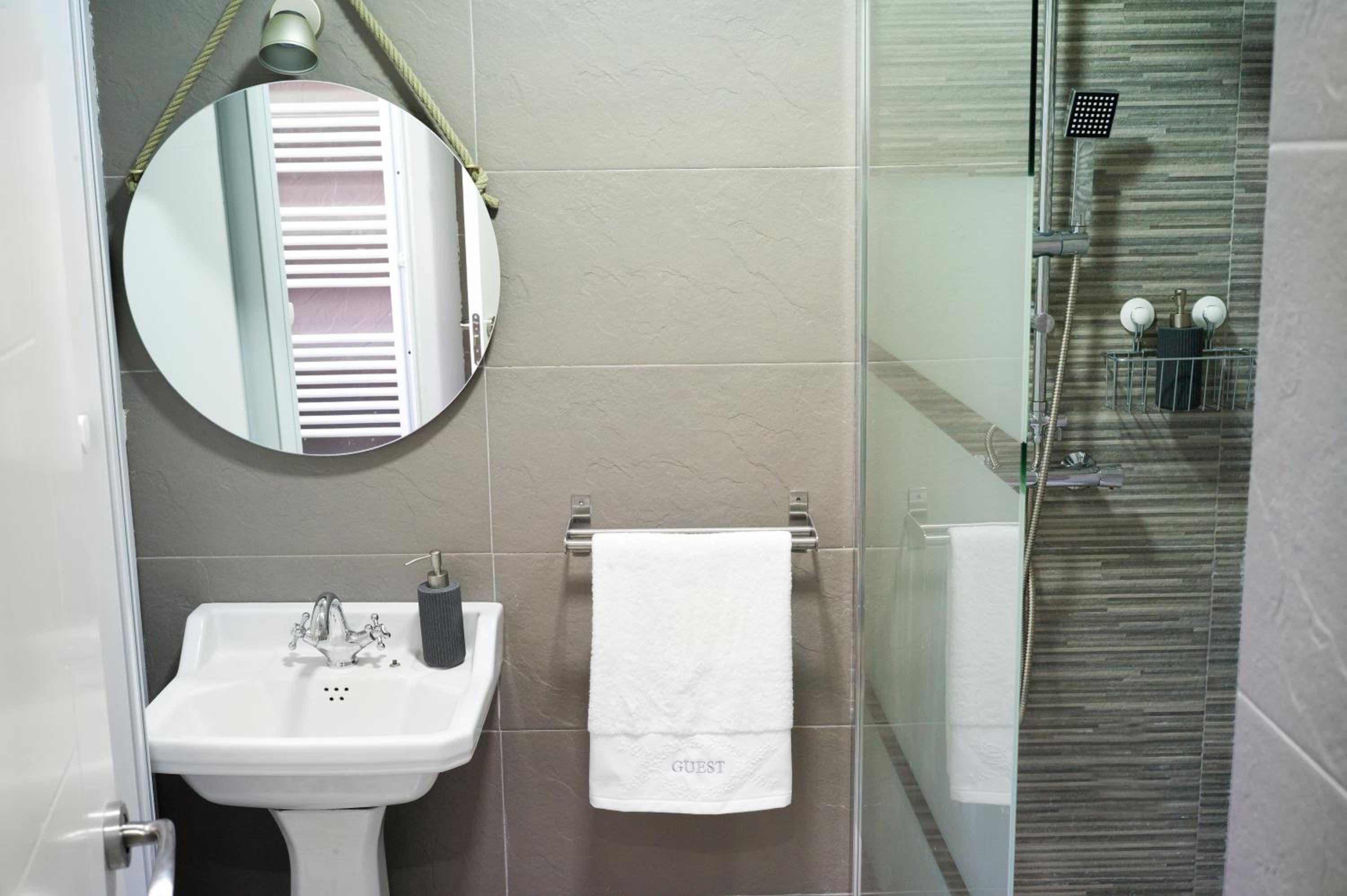 Single Room with Shared Bathroom photo 2