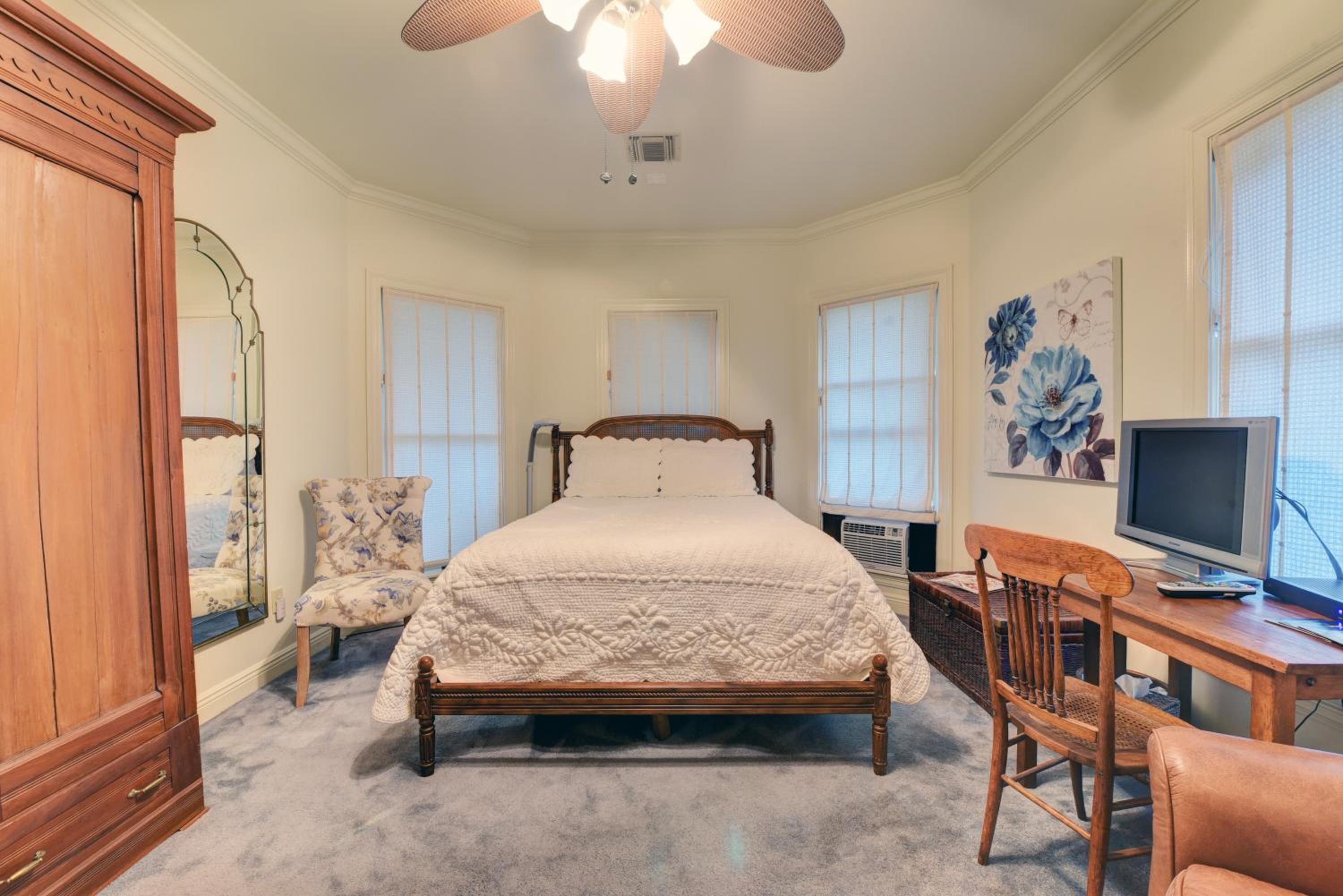 Queen Room with Private Bath-BR1 photo 1