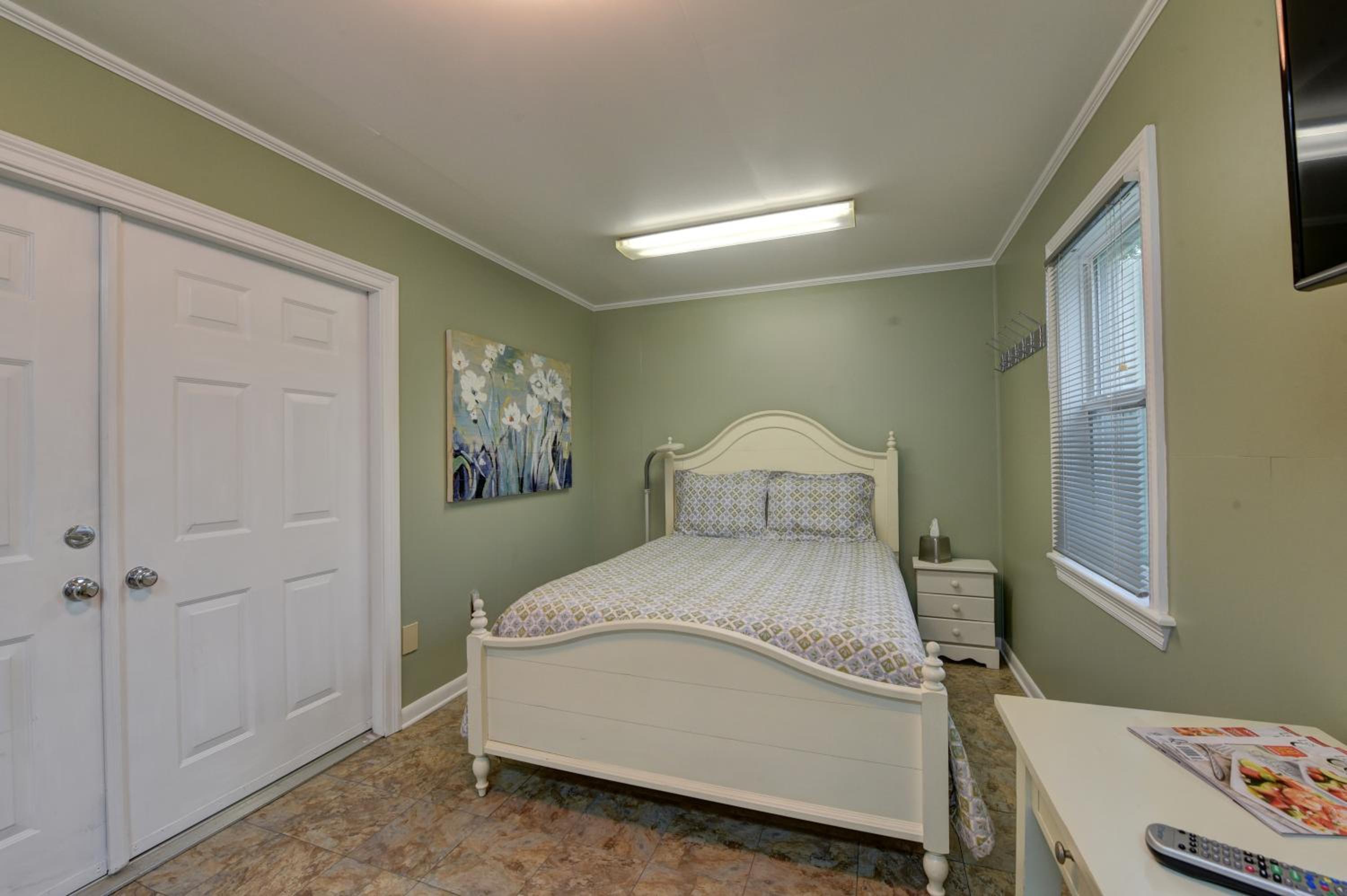 Queen Room with Private Bathroom-BR5	 photo 1