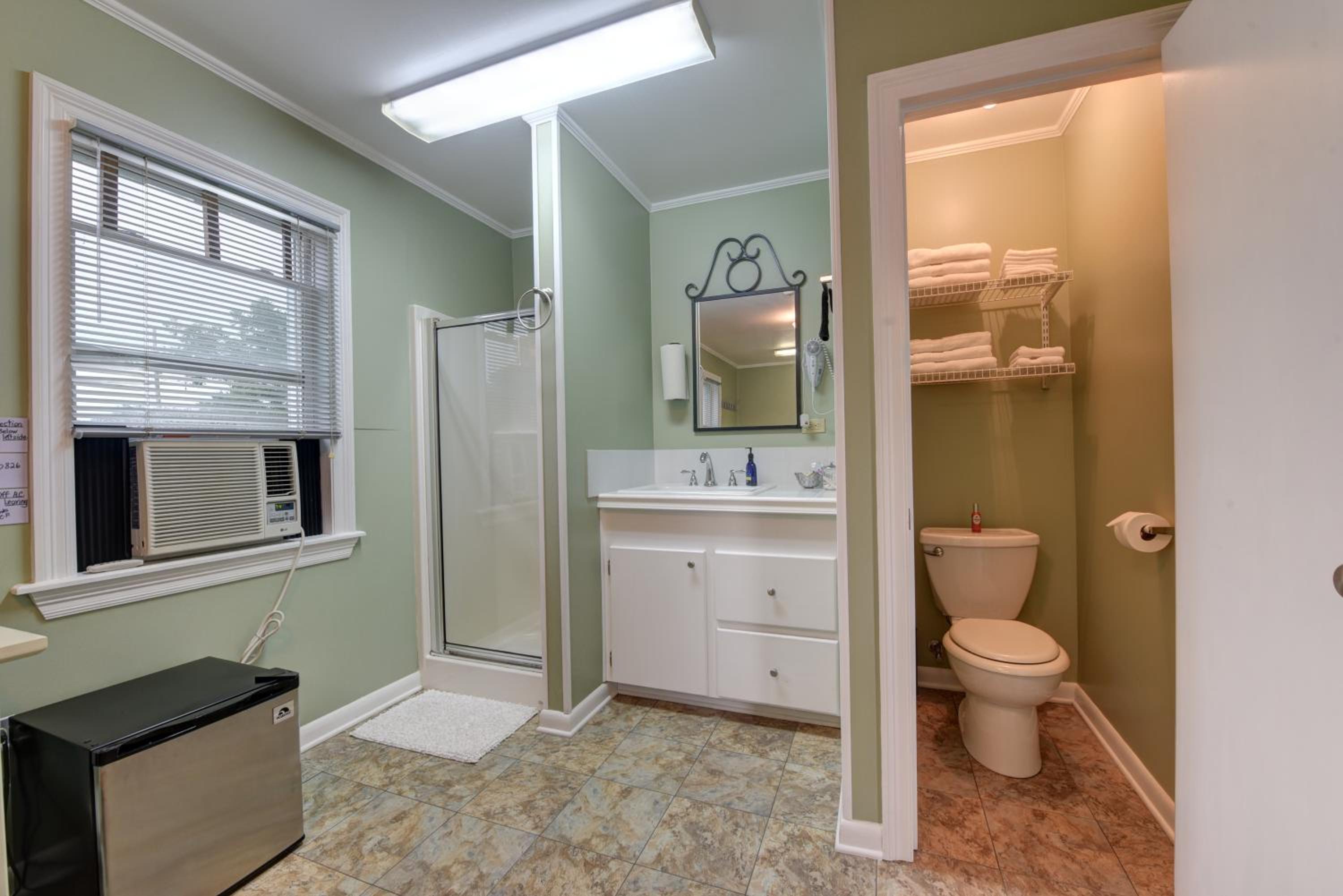 Queen Room with Private Bathroom-BR5	 photo 2