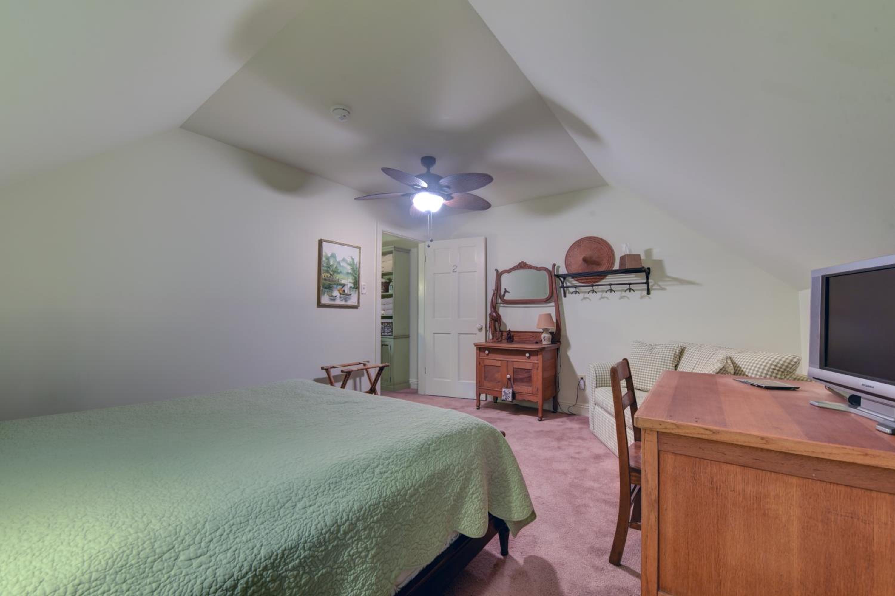  Queen Room with Private Bathroom-BR2  photo 1