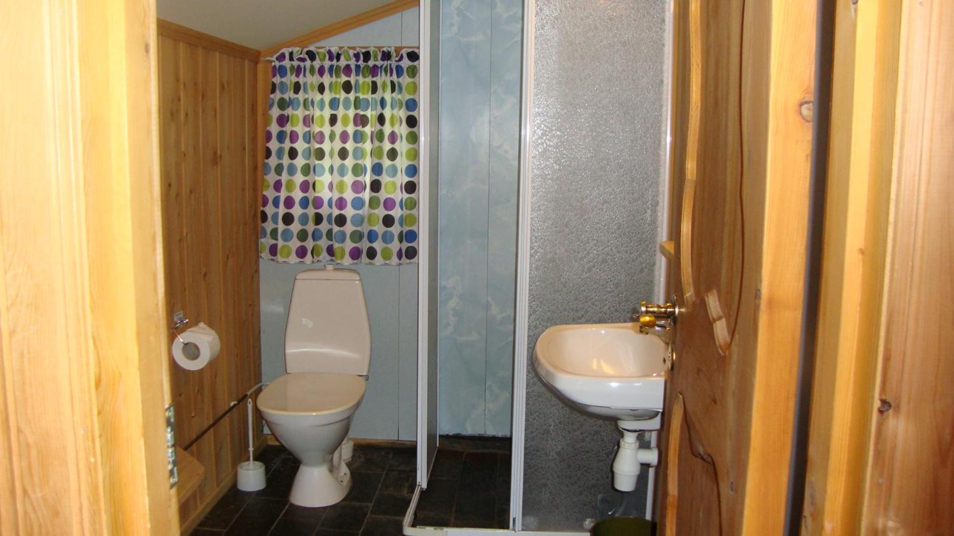 Family Room with Private Bathroom - Photo 10