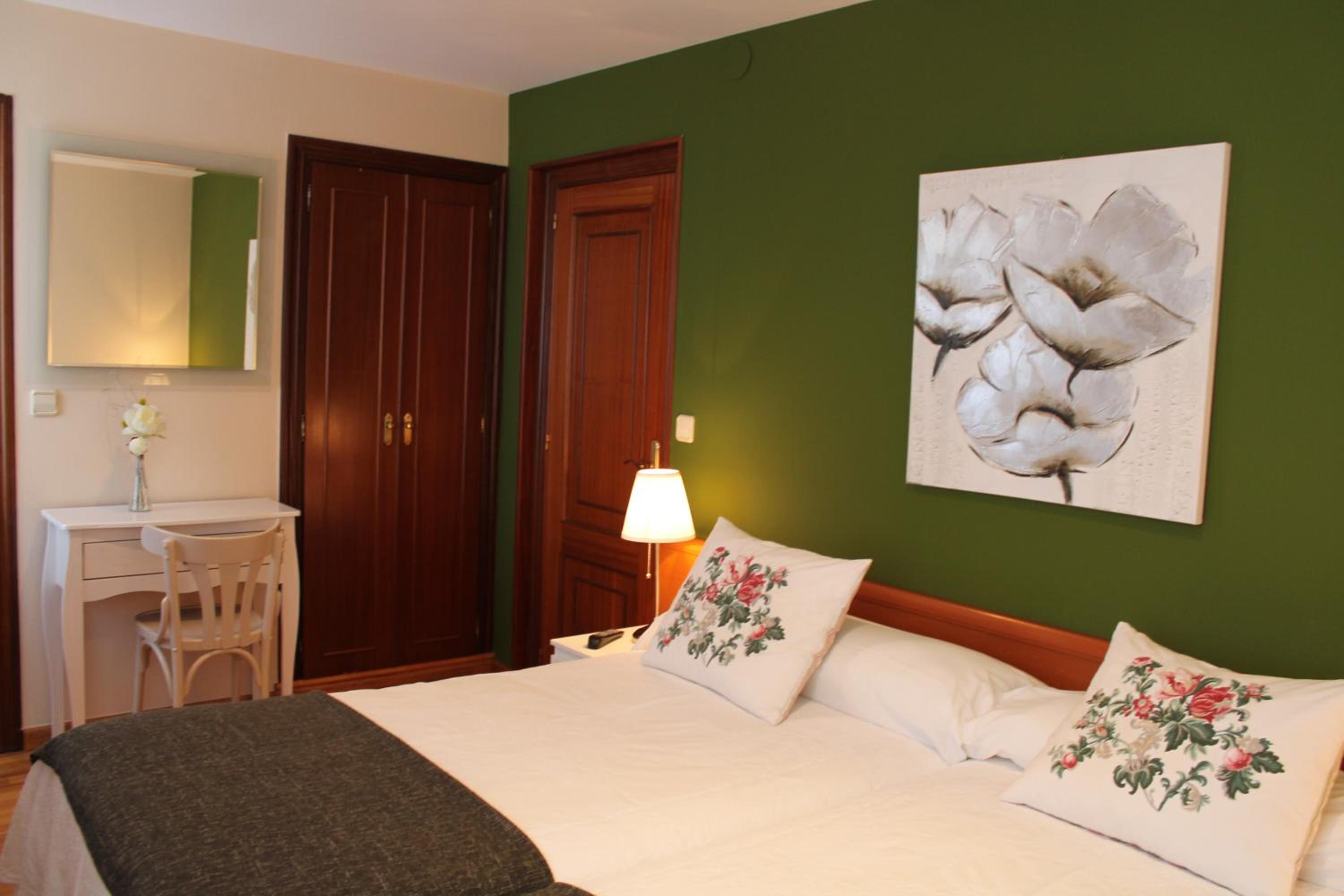 Double or Twin Room - Photo 5