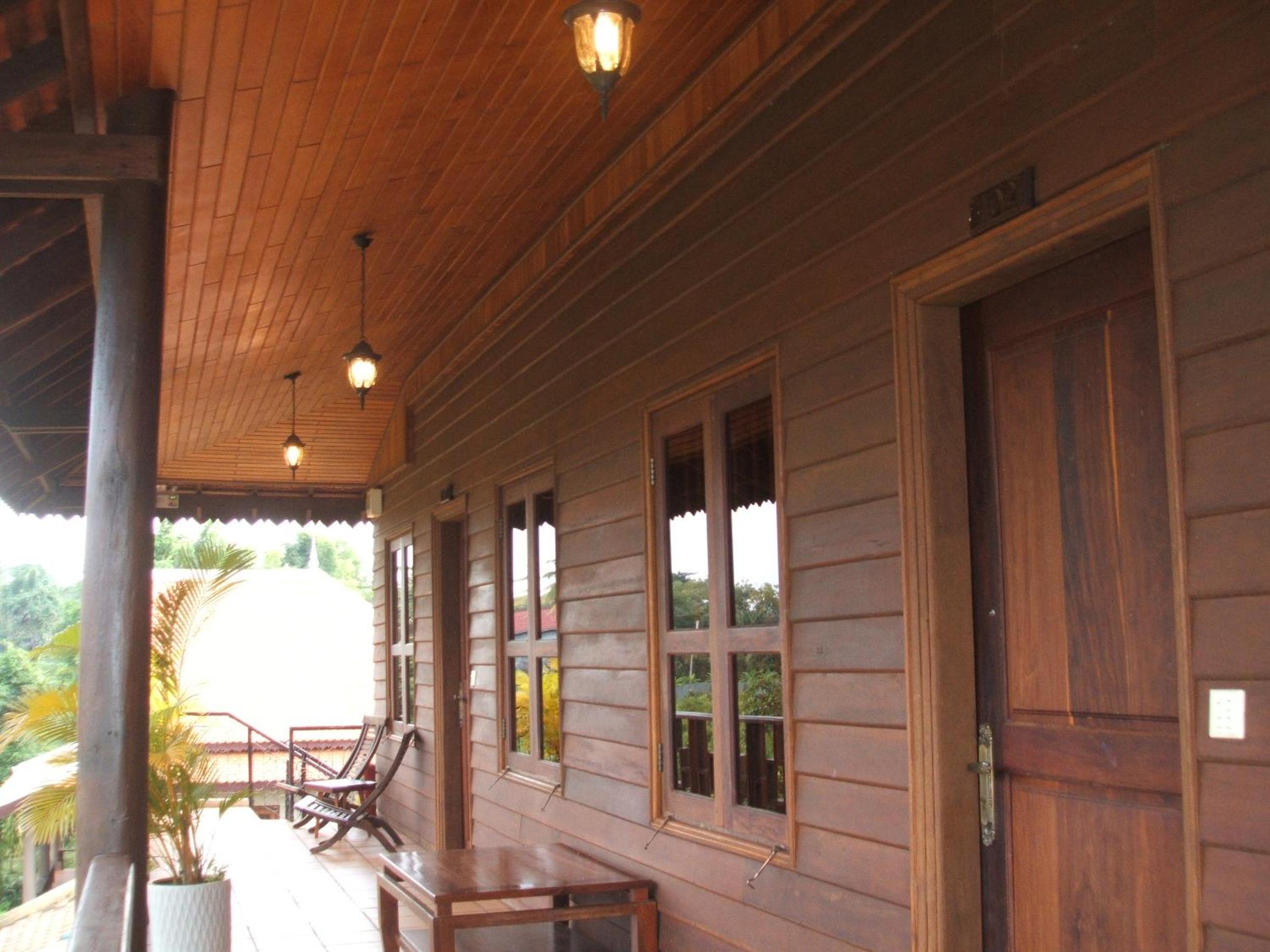 Wooden Family Room - Photo 4