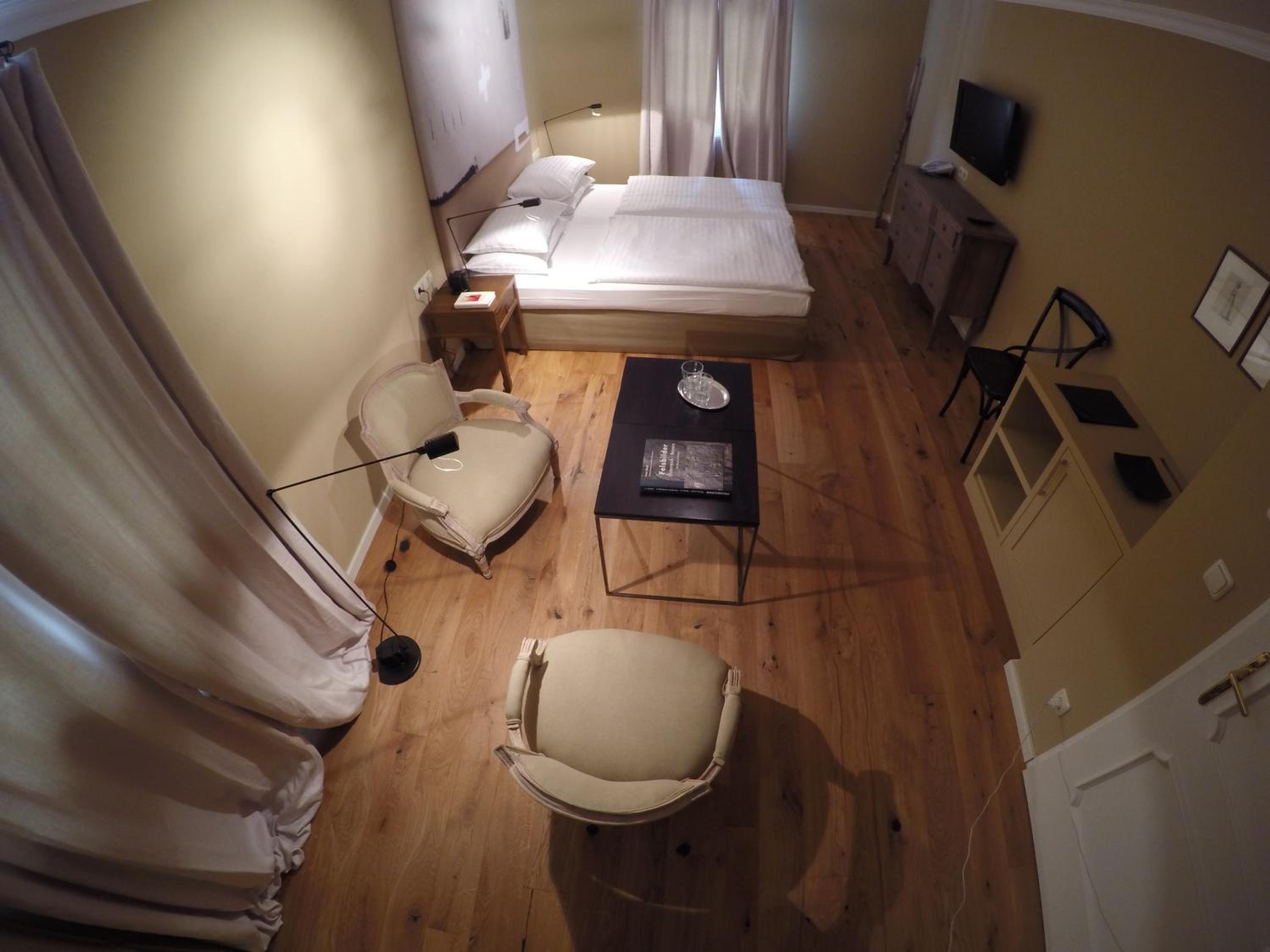 Double Room (partial lake view balcony) photo 2