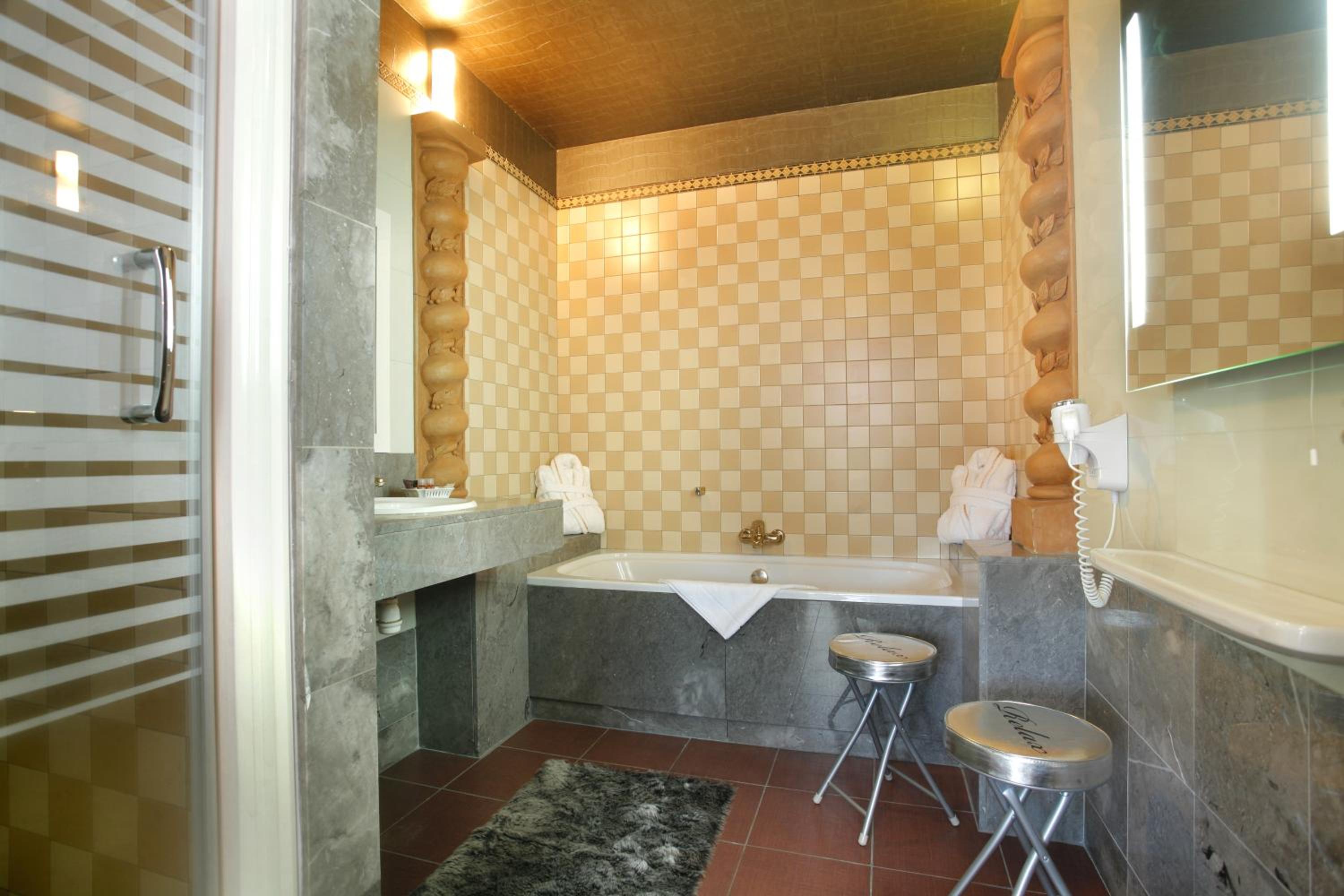Suite - Photo 5
