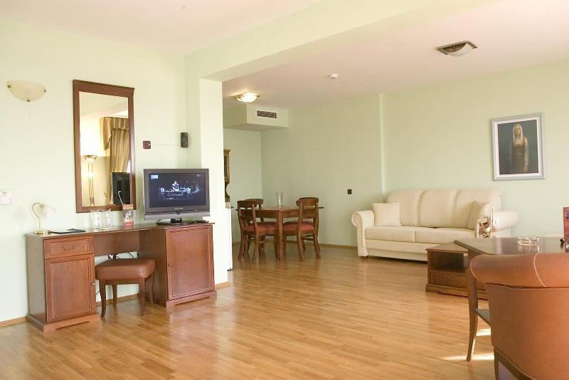 Junior Suite with Balcony (2 Adults + 2 Children)  - Photo 8