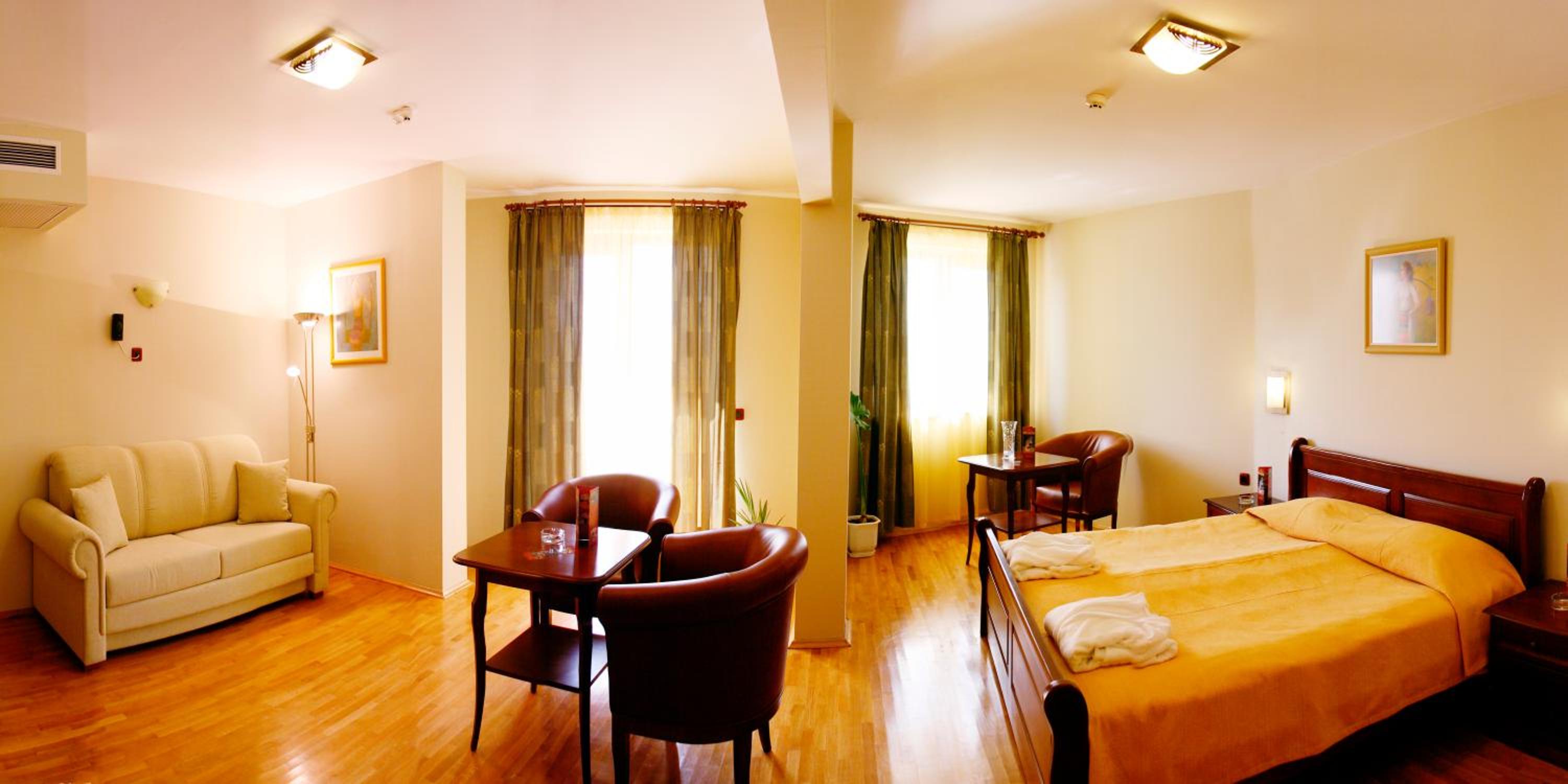 Double or Twin Room with River View - Photo 4