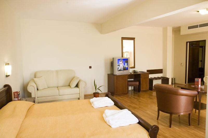 Junior Suite with Balcony (2 Adults + 2 Children)  - Photo 5