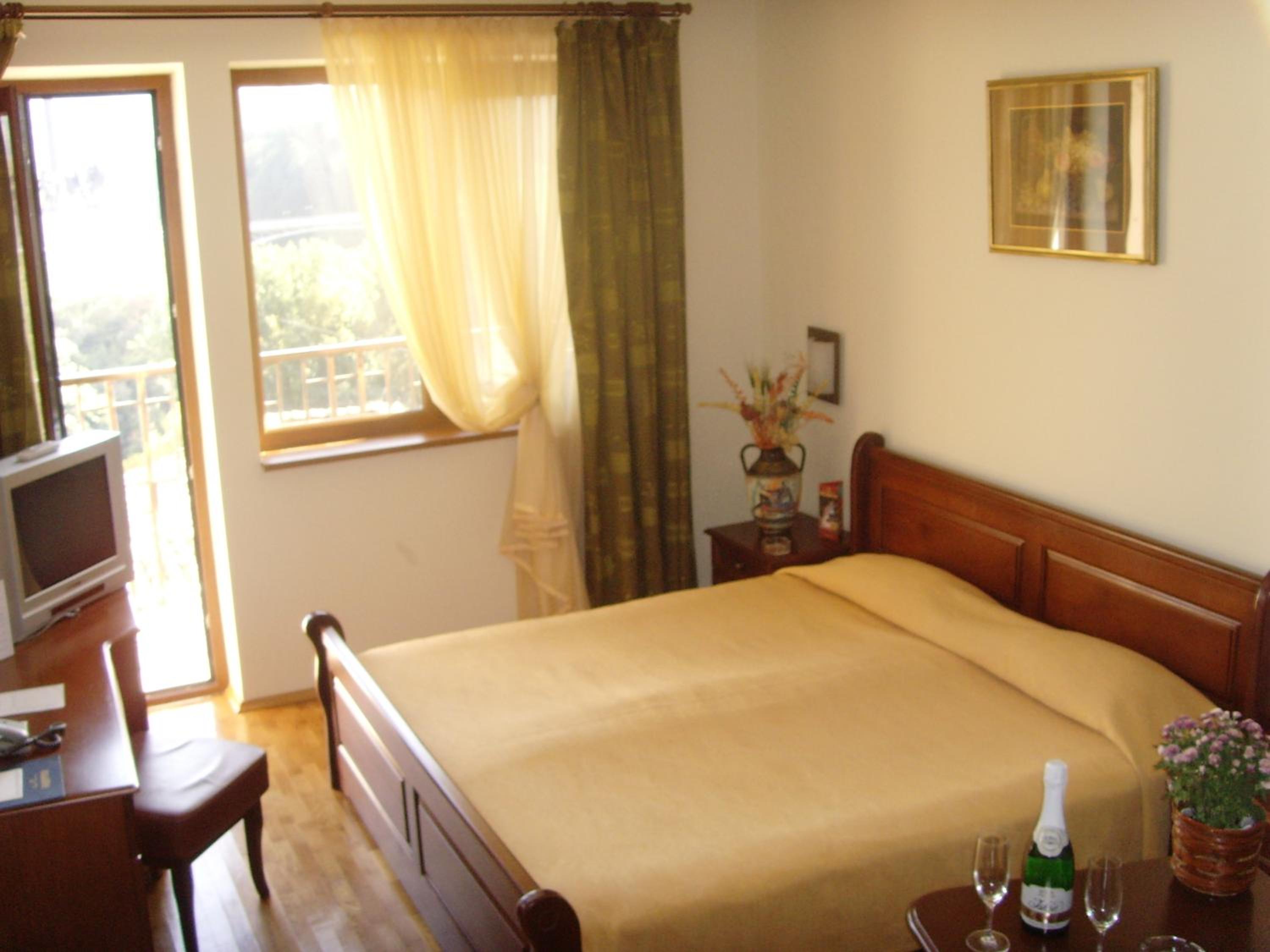 Double or Twin Room with River View - Photo 3