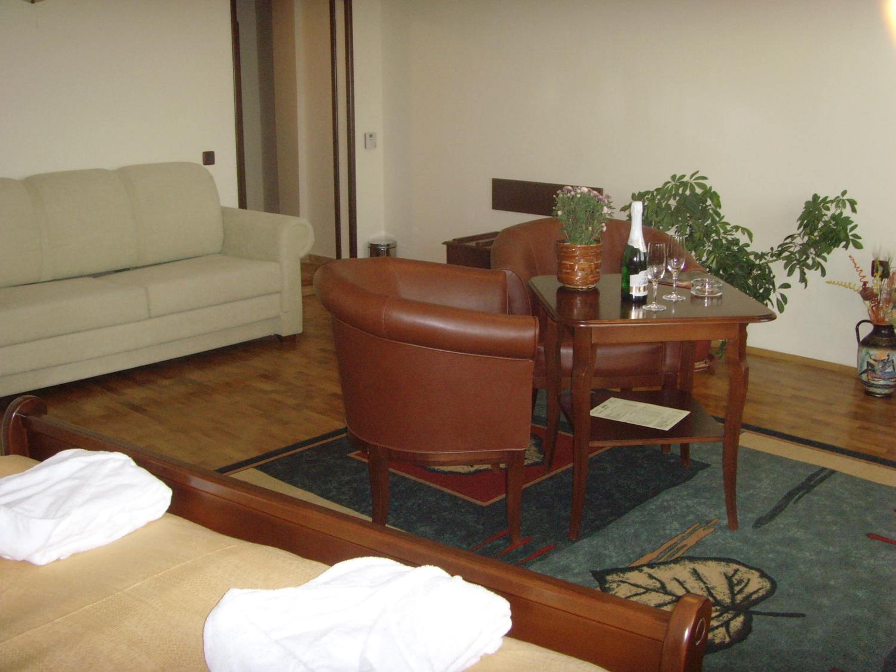 Junior Suite with Balcony (2 Adults + 2 Children)  - Photo 2