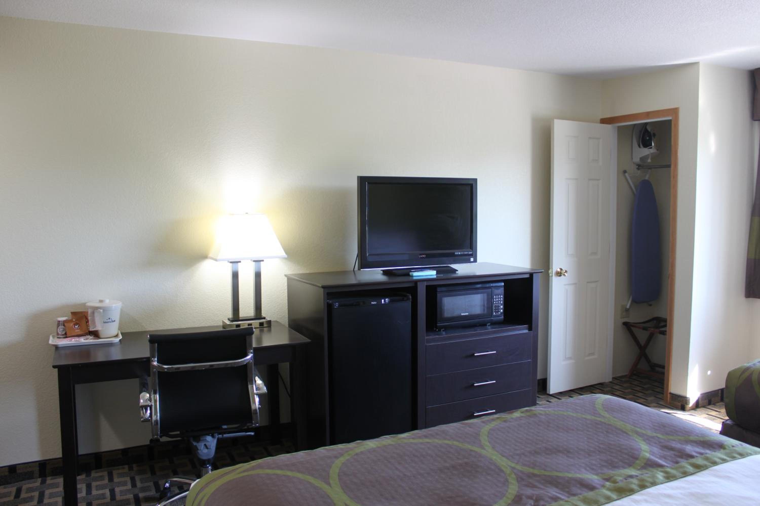 Queen Room with Two Queen Beds - Non-Smoking - Photo 8