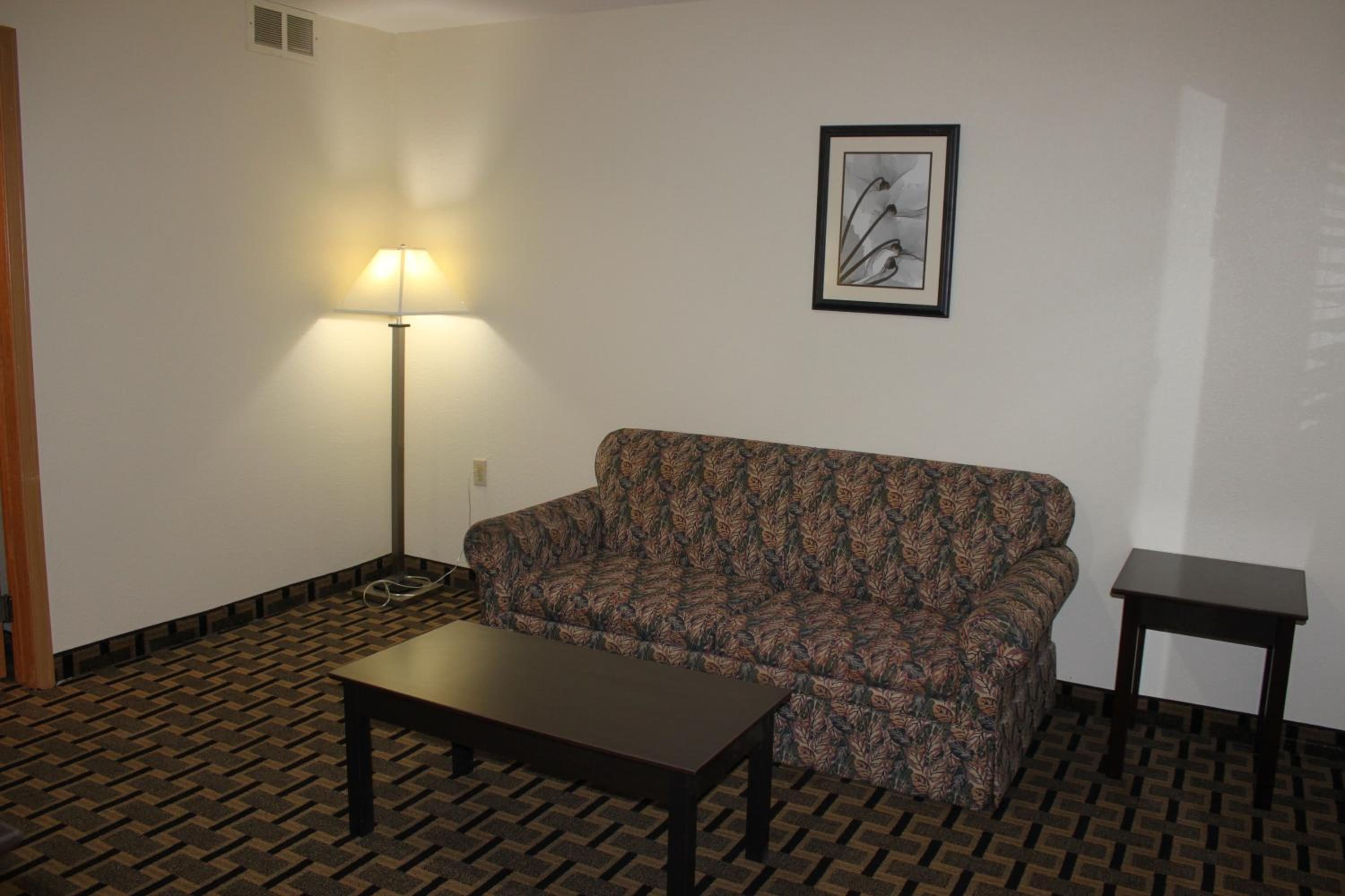 One-Bedroom Queen Suite - Non-Smoking - Photo 2