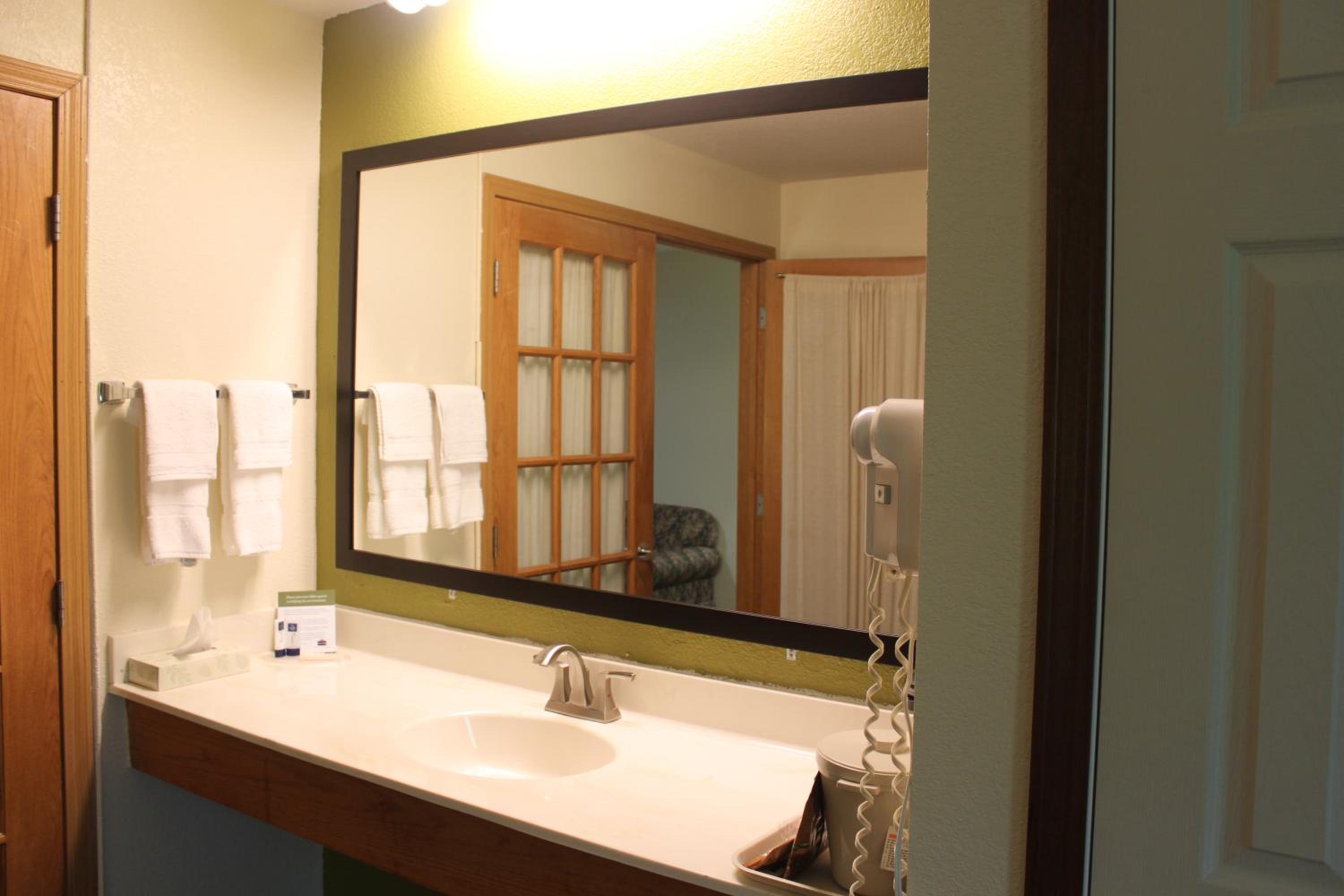 One-Bedroom Queen Suite - Non-Smoking - Photo 4