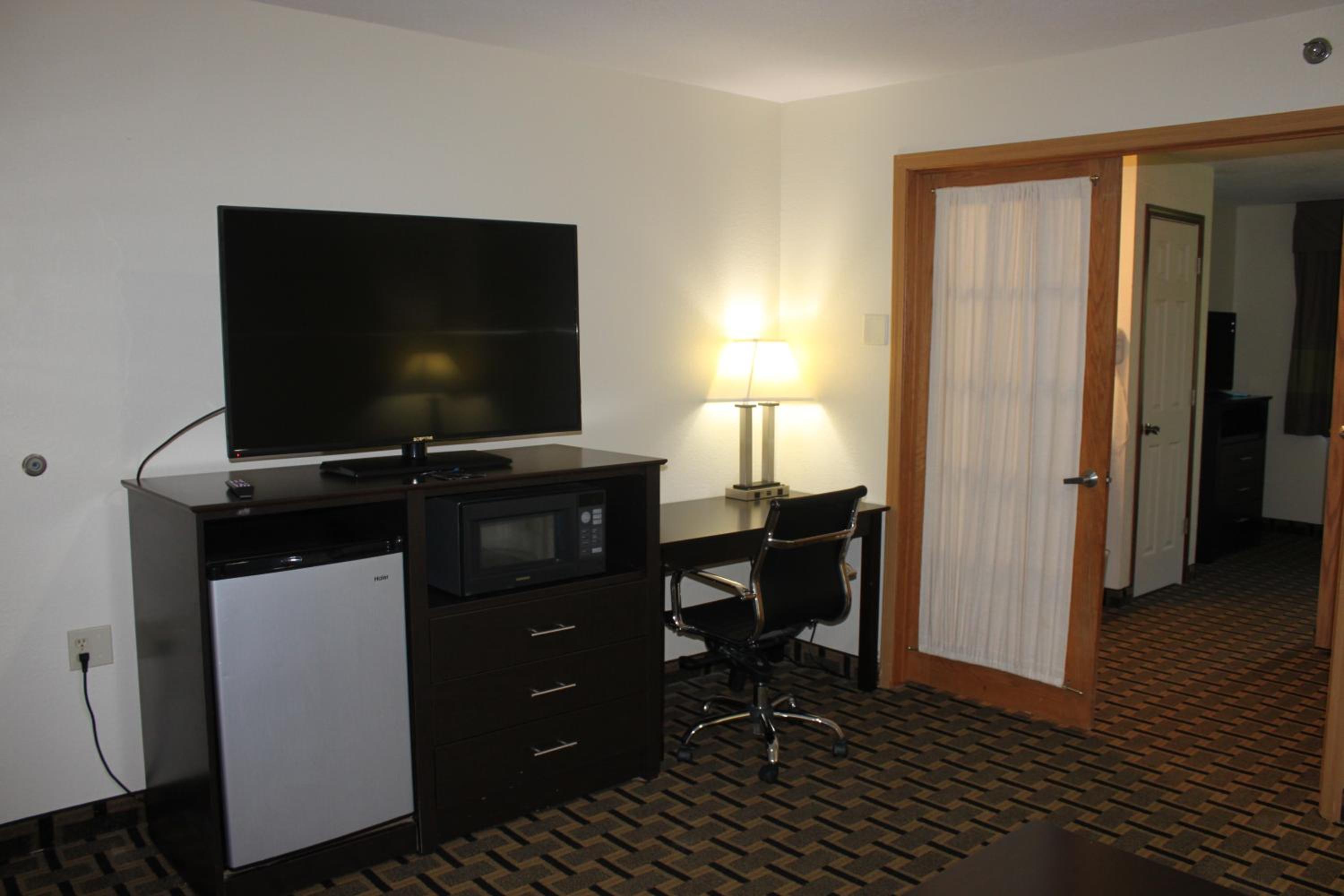 One-Bedroom Queen Suite - Non-Smoking - Photo 3