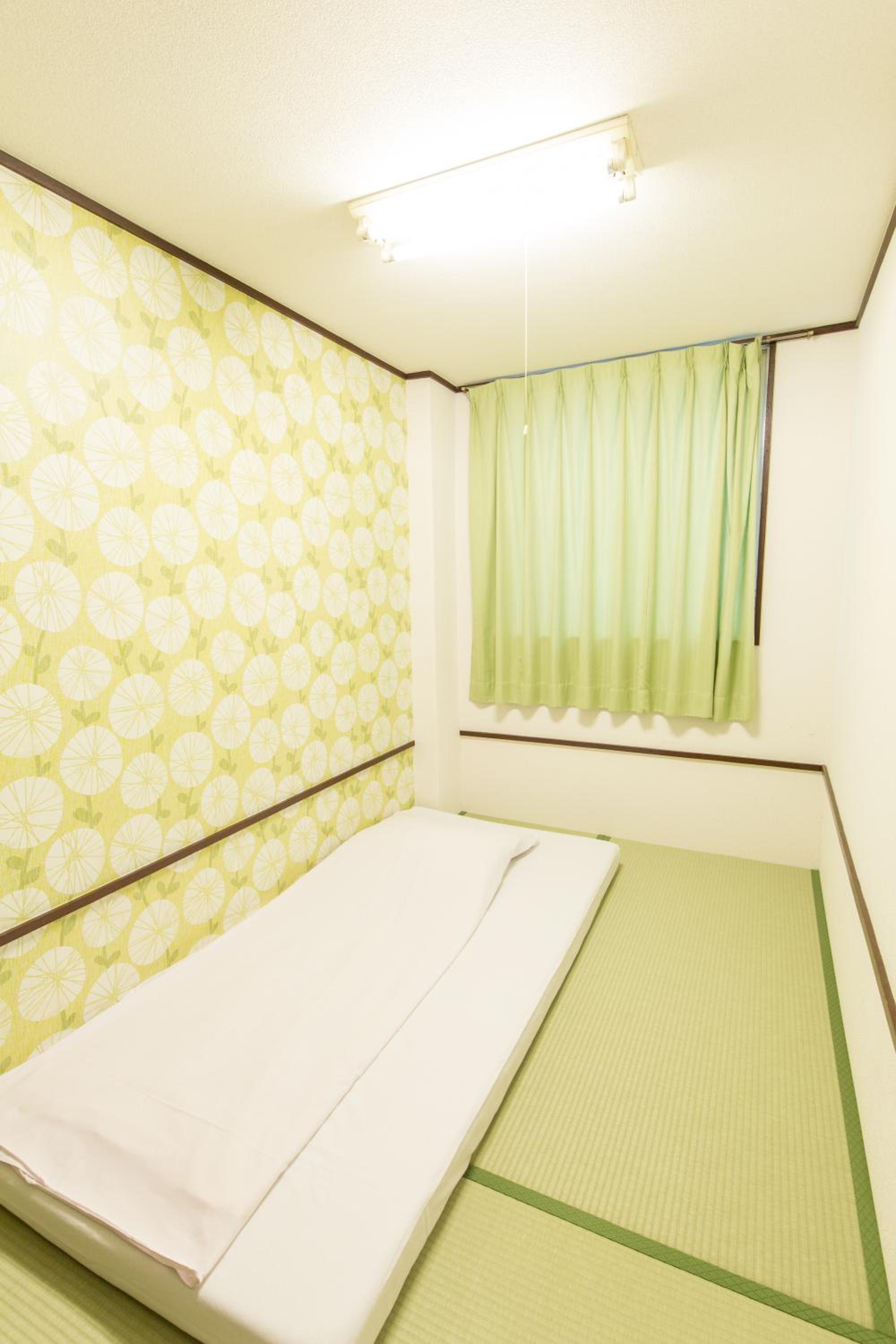 Japanese-Style Single Room with Shared Bathroom - No Air Conditioning