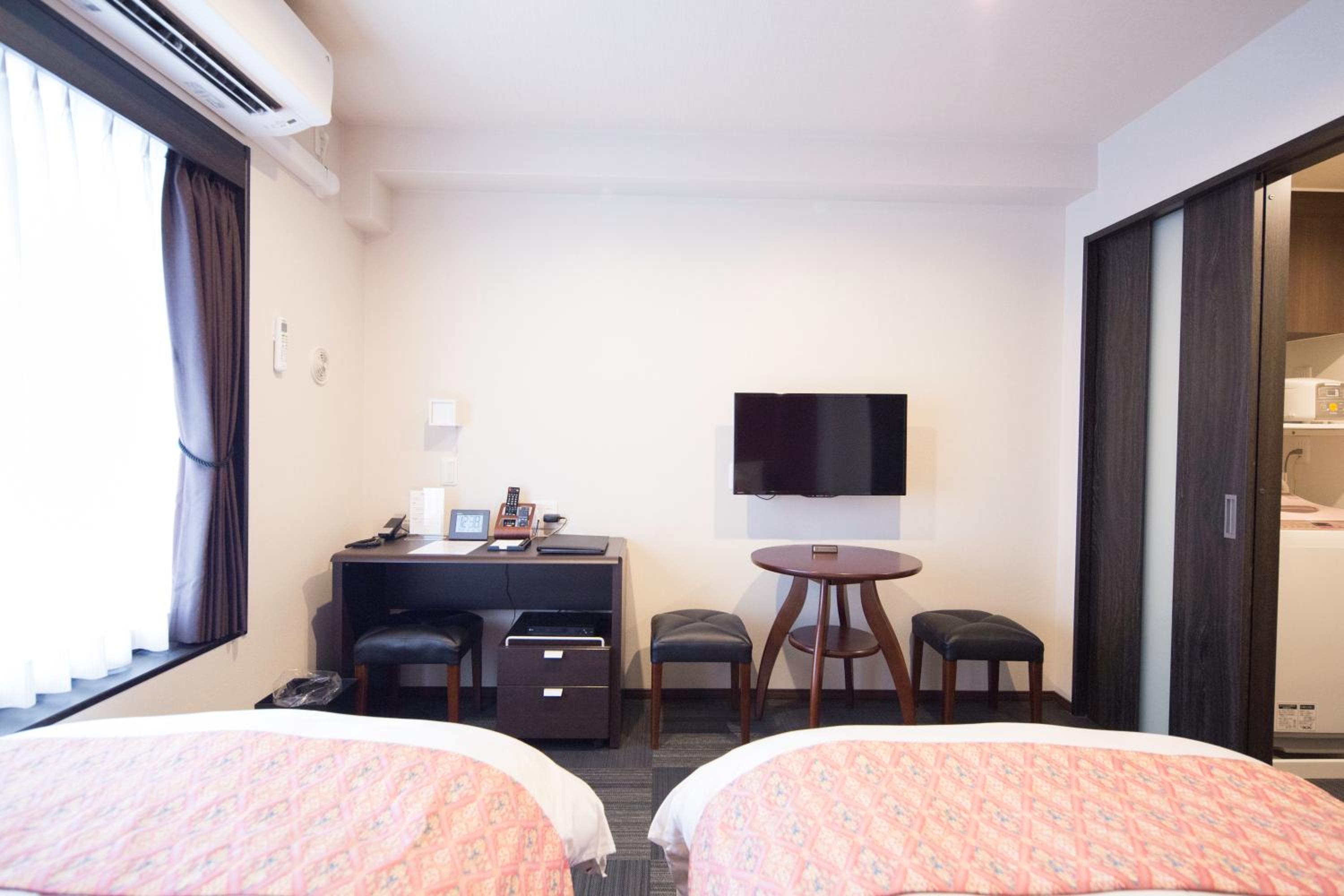Twin Room thumbnail 6