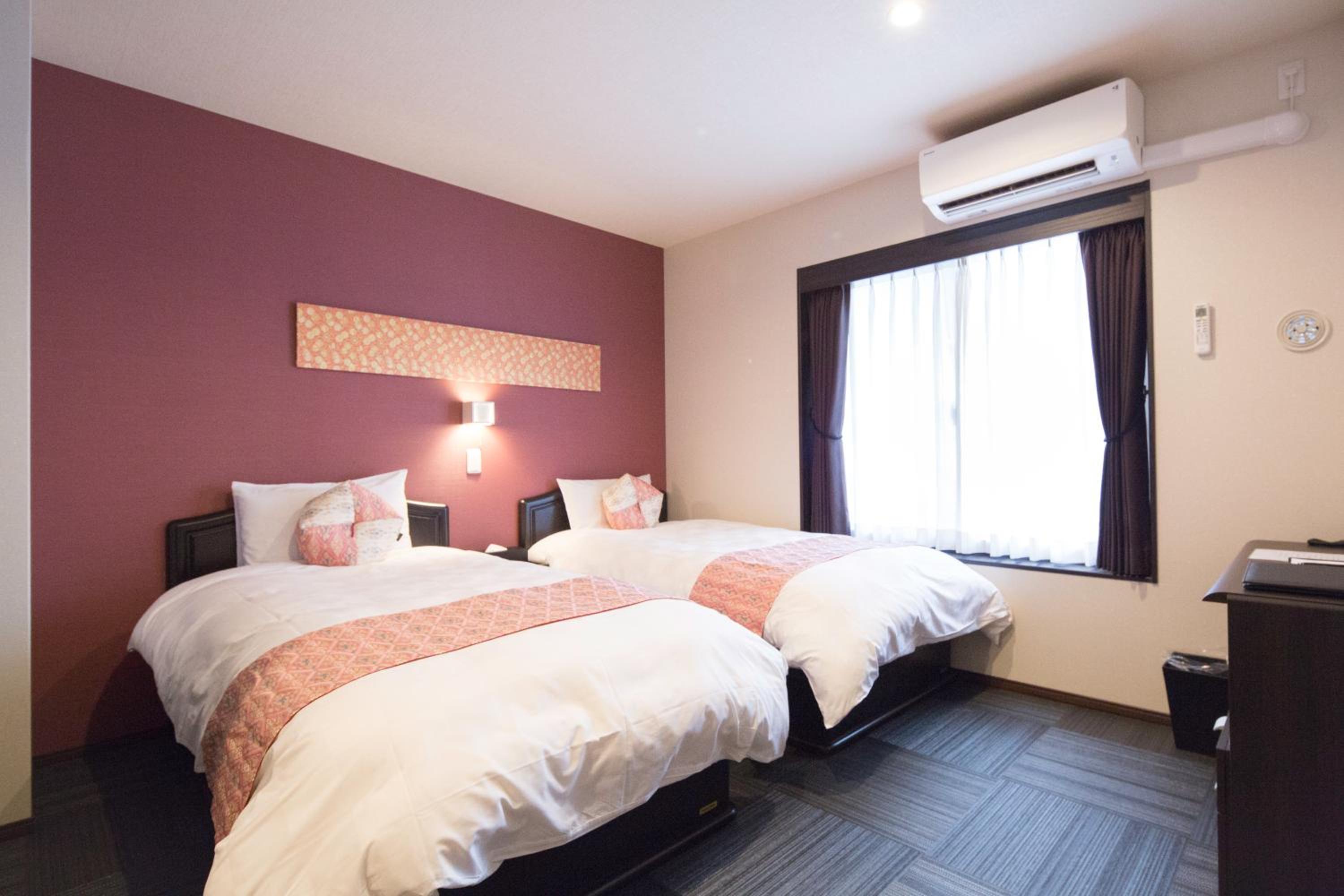 Twin Room thumbnail 5